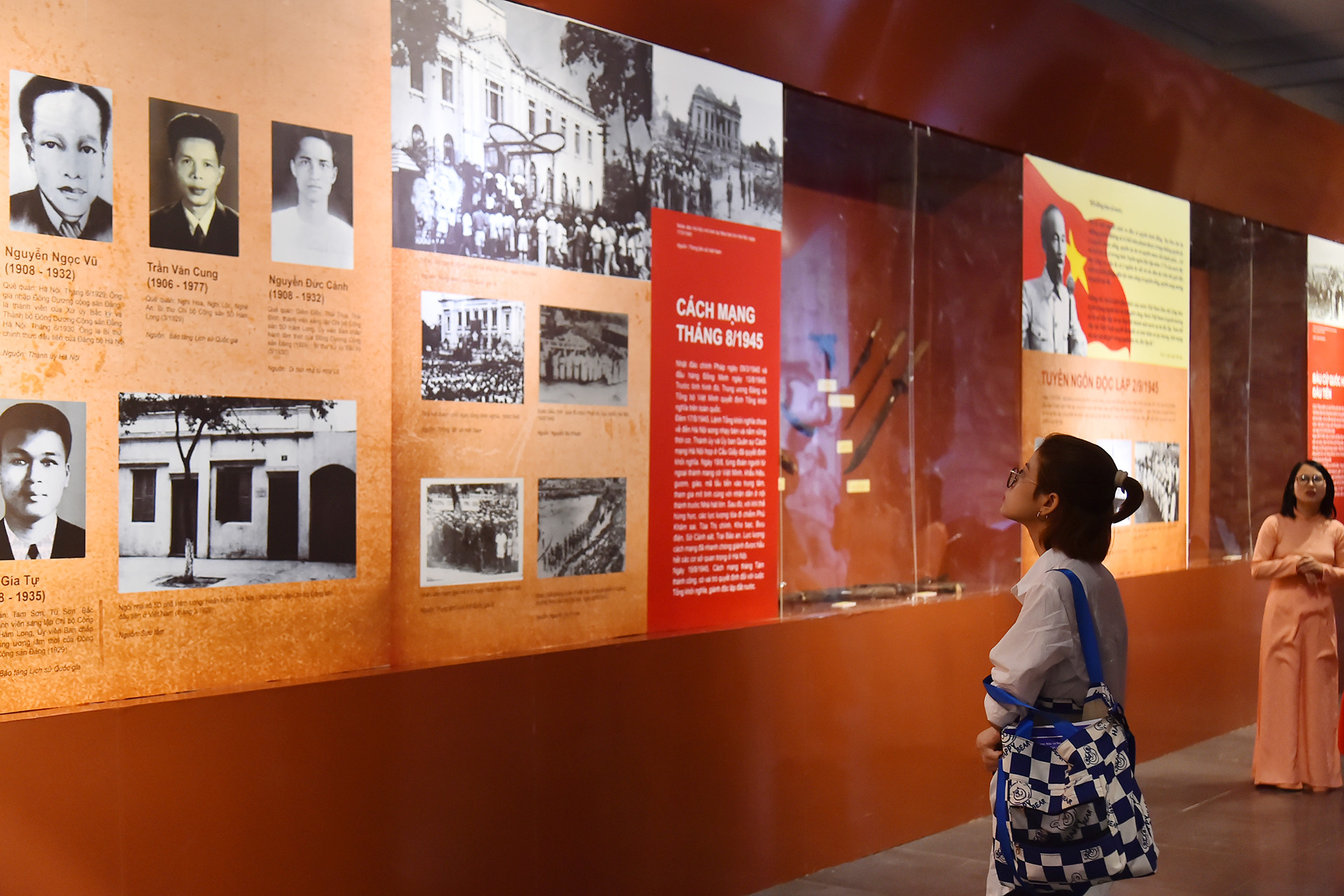 Người dân tham quan triển lãm trưng bày chuyên đề tại Triển lãm "Thành tựu kinh tế, văn hóa, xã hội của Thủ đô 70 năm xây dựng và phát triển". Người dân tham quan triển lãm trưng bày chuyên đề tại Triển lãm "Thành tựu kinh tế, văn hóa, xã hội của Thủ đô 70 năm xây dựng và phát triển".