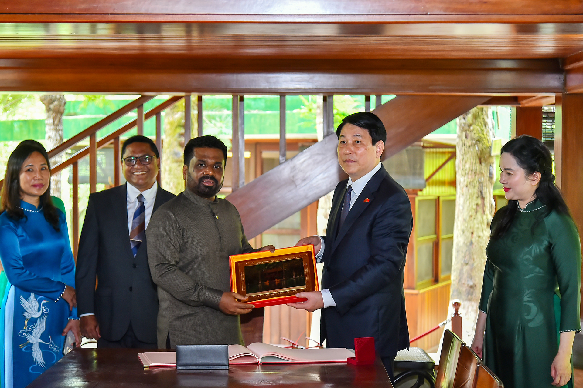 [Ảnh] Chủ tịch nước Lương Cường và Tổng thống Sri Lanka Anura Kumara Dissanayaka thăm Khu di tích Chủ tịch Hồ Chí Minh ảnh 8