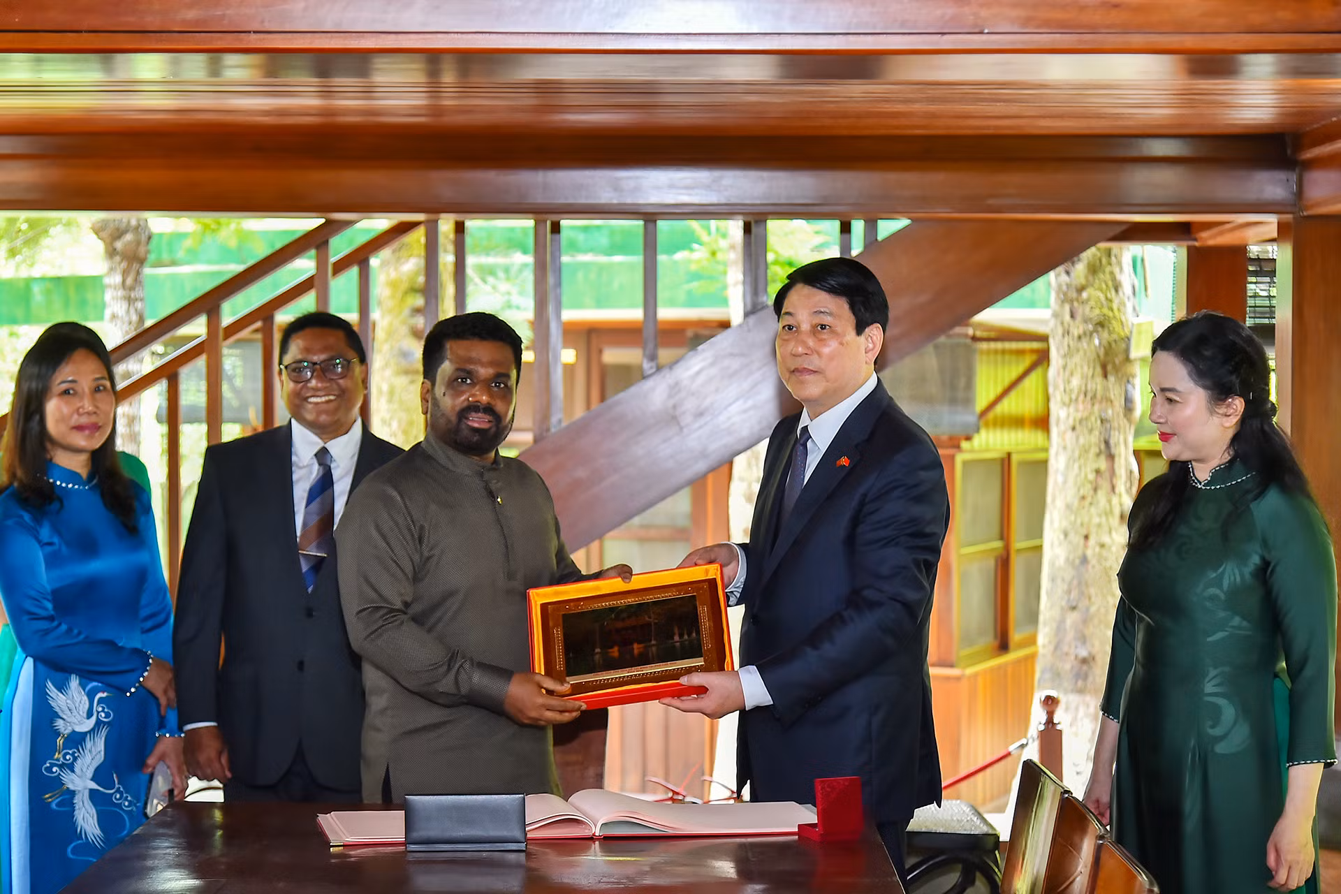 [Ảnh] Chủ tịch nước Lương Cường và Tổng thống Sri Lanka Anura Kumara Dissanayaka thăm Khu di tích Chủ tịch Hồ Chí Minh ảnh 8