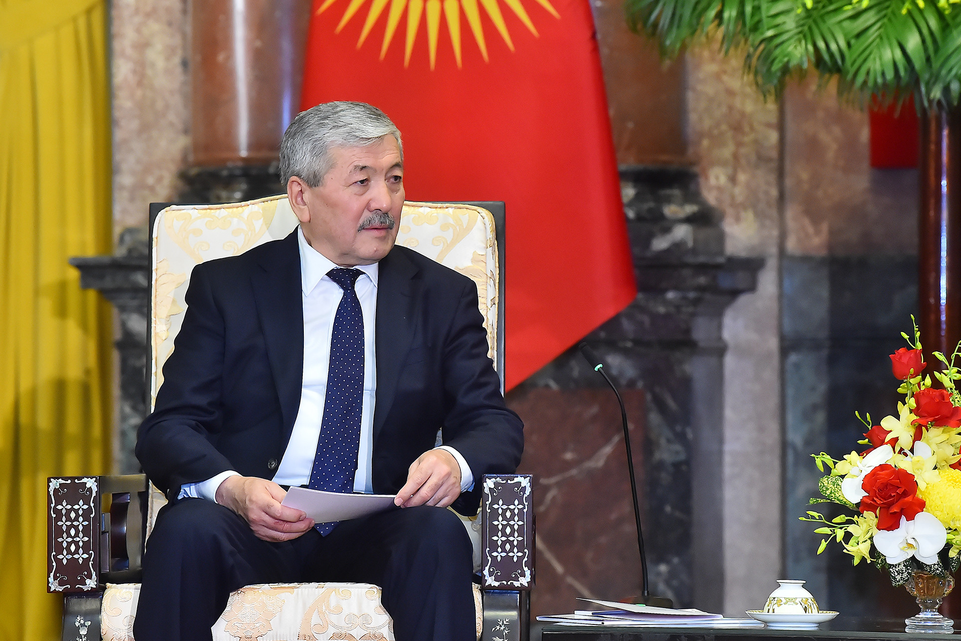 Thủ tướng Cộng hòa Kyrgyzstan Adylbek Kasymaliev phát biểu tại buổi tiếp.