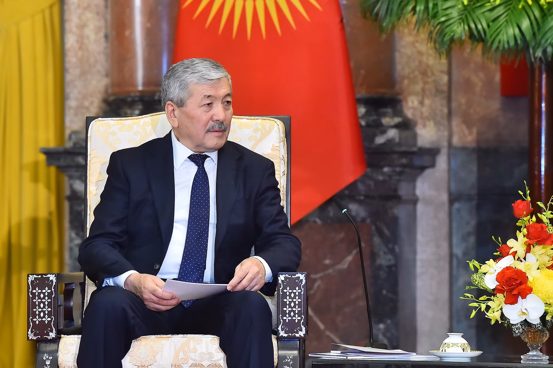 Thủ tướng Cộng hòa Kyrgyzstan Adylbek Kasymaliev phát biểu tại buổi tiếp.