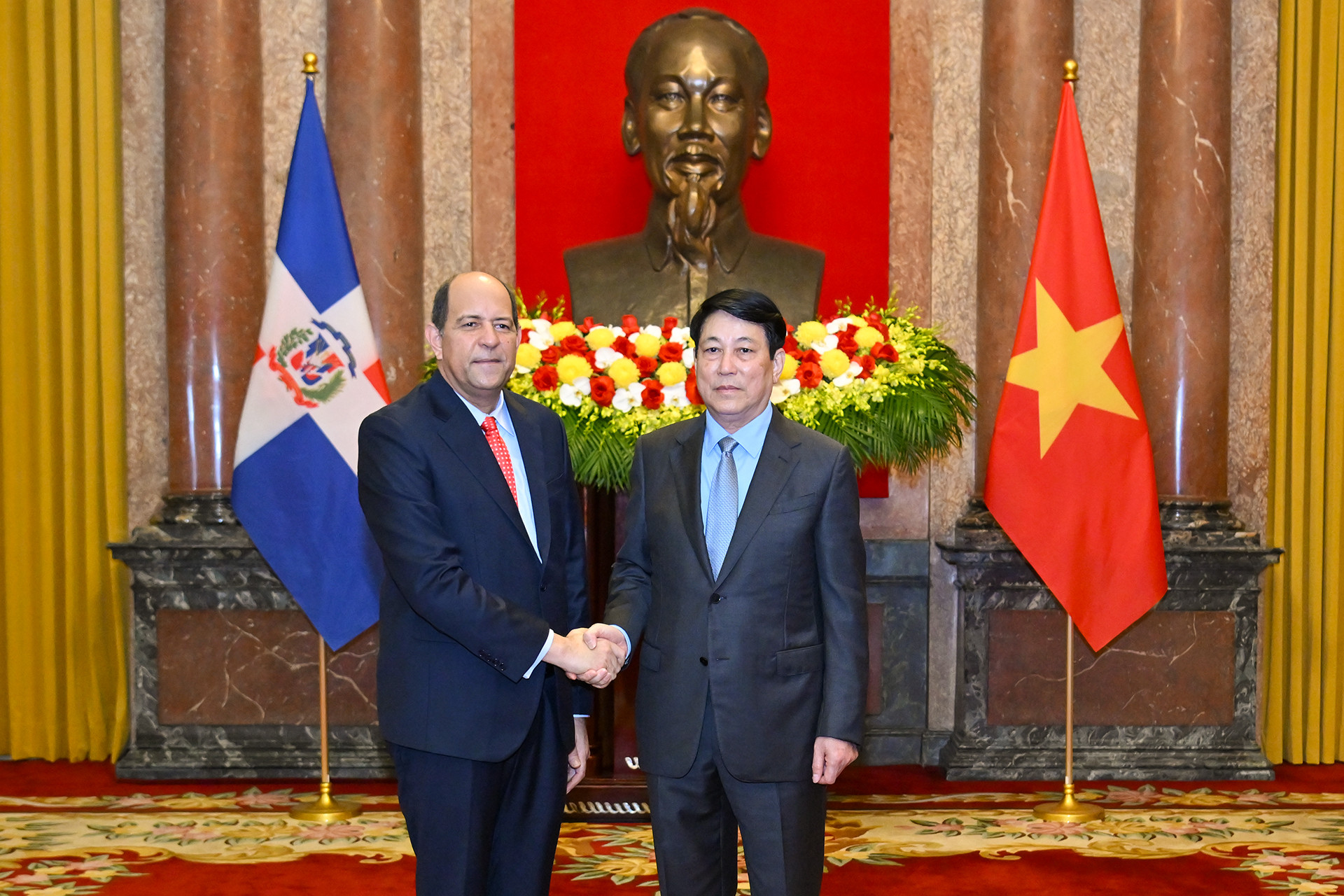 Chủ tịch nước Lương Cường và Đại sứ Cộng hòa Dominicana tại Việt Nam Reinaldo Rafael Espinal Nunez tại lễ trình Quốc thư.