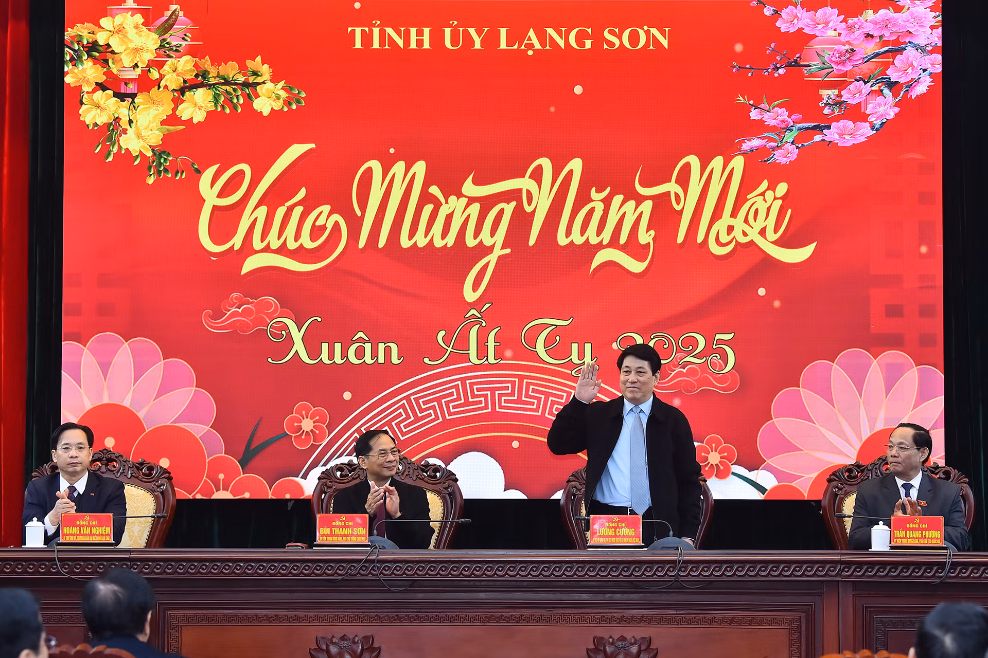 Chủ tịch nước Lương Cường cùng Phó Thủ tướng, Bộ trưởng Ngoại giao Bùi Thanh Sơn; Phó Chủ tịch Quốc hội Trần Quang Phương và Bí thư Tỉnh ủy Lạng Sơn Hoàng Văn Nghiệm tại buổi làm việc. (Ảnh: Thủy Nguyên)