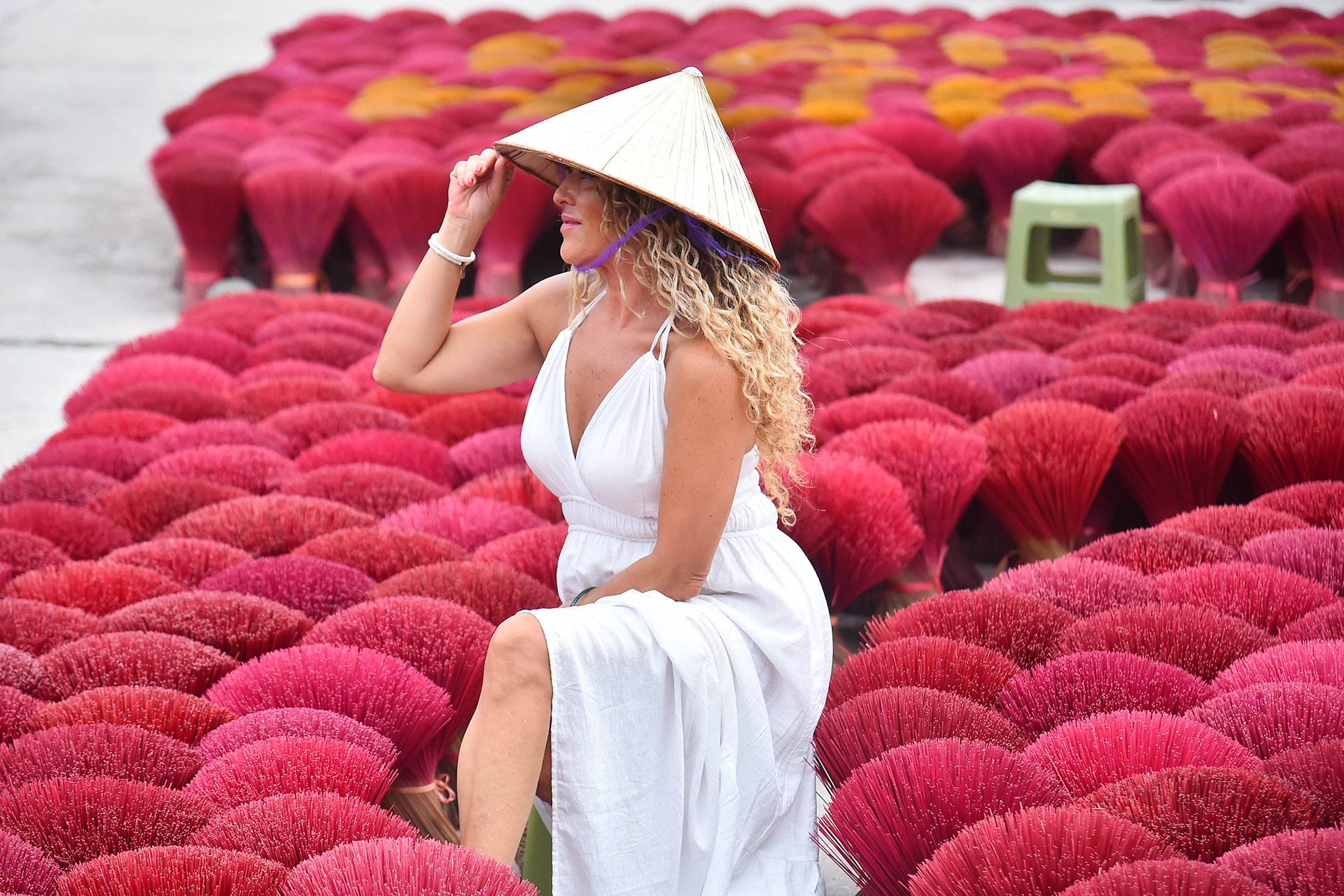 Du khách nước ngoài check-in tại làng hương Quảng Phú Cầu. Du khách nước ngoài check-in tại làng hương Quảng Phú Cầu.