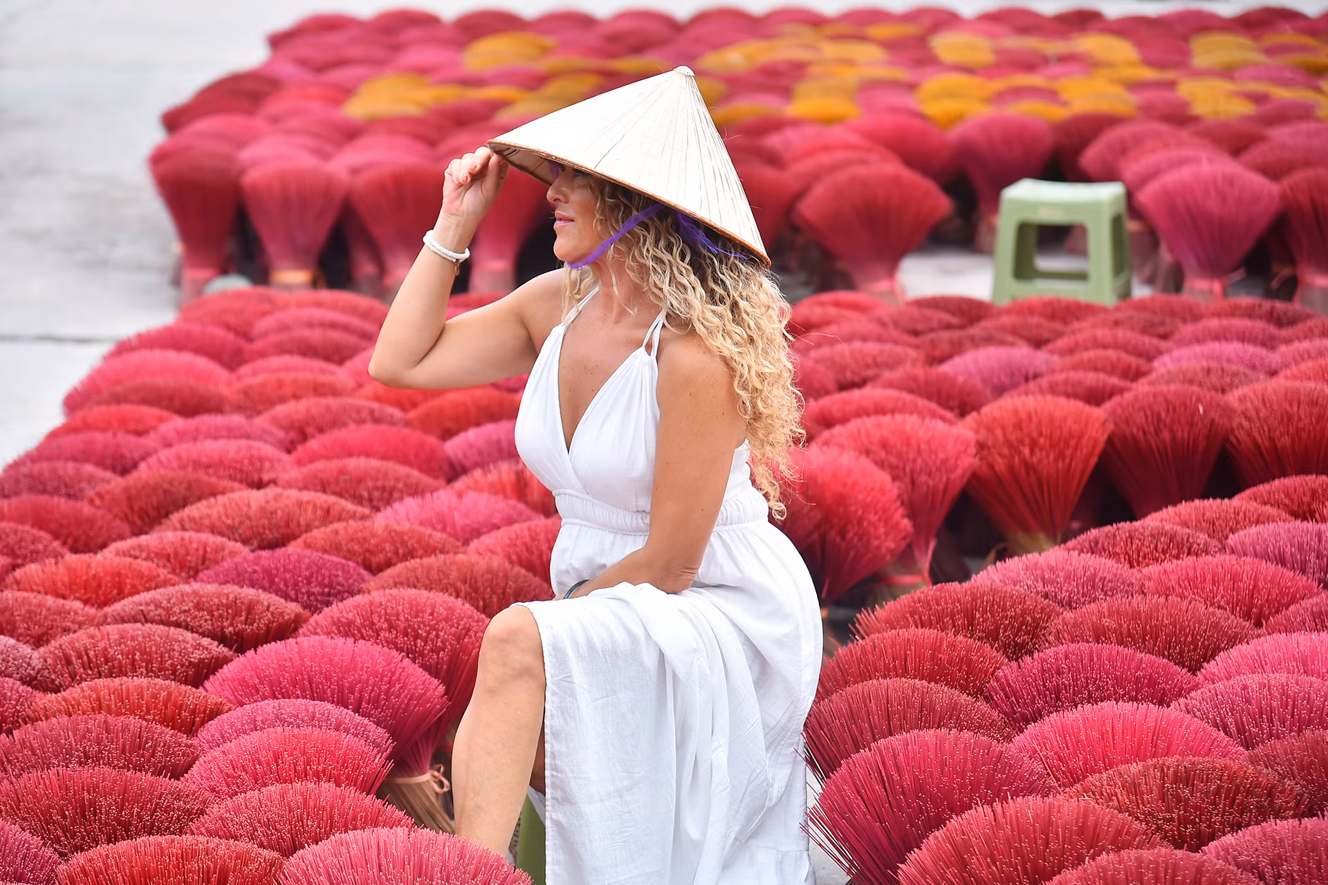 Du khách nước ngoài check-in tại làng hương Quảng Phú Cầu.