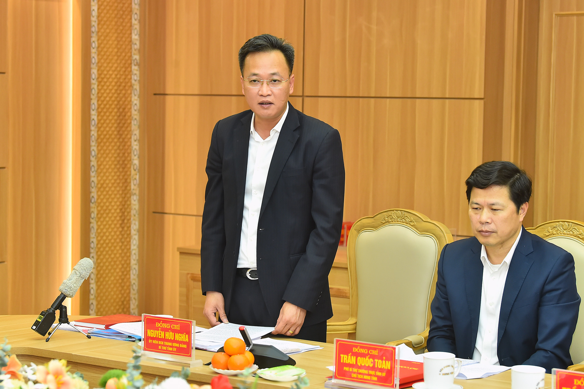 Bí thư Tỉnh ủy Hưng Yên Nguyễn Hữu Nghĩa phát biểu ý kiến.