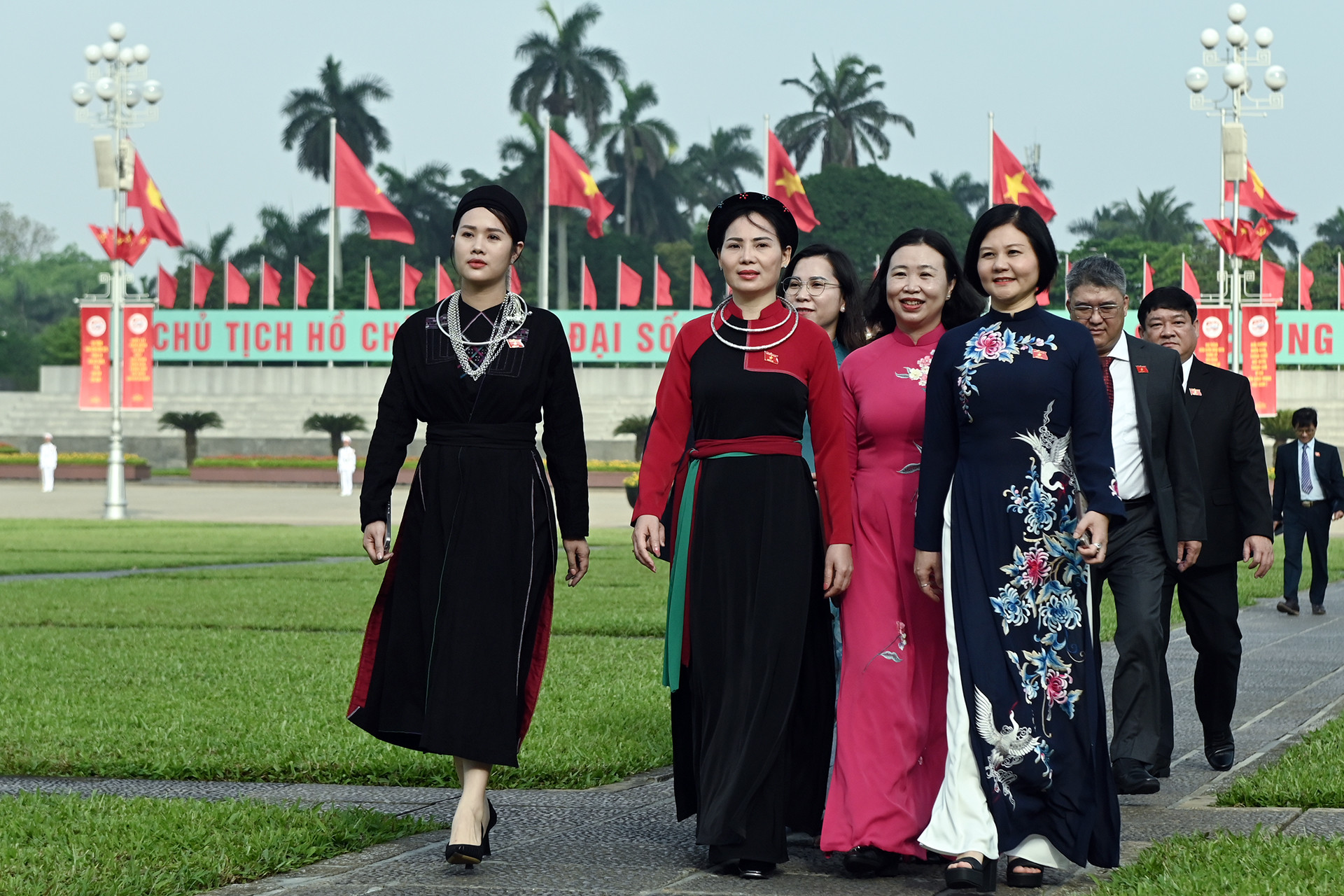 [Ảnh] Các đại biểu Quốc hội vào Lăng viếng Chủ tịch Hồ Chí Minh ảnh 10