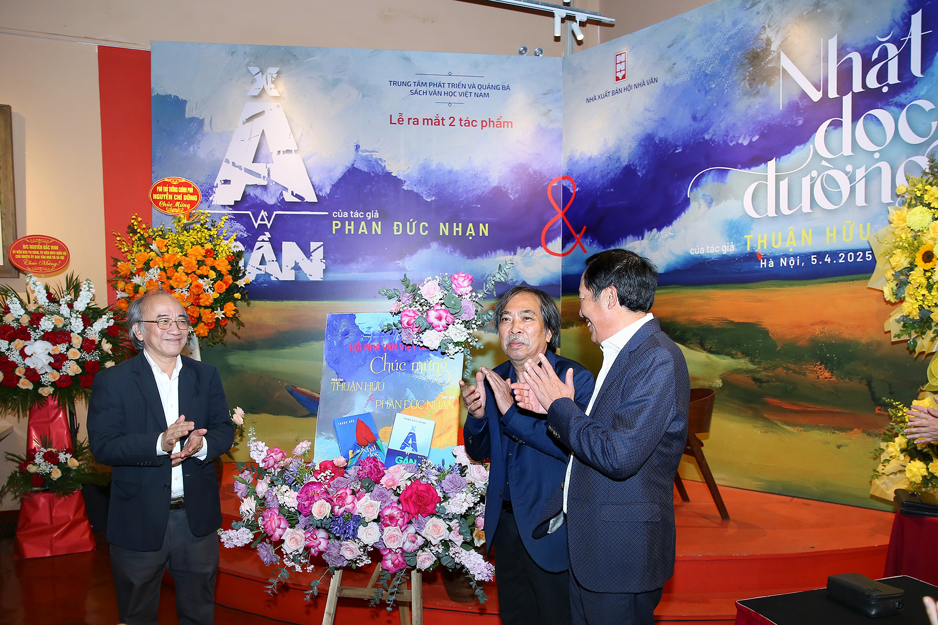 Chủ tịch Hội Nhà văn Việt Nam Nguyễn Quang Thiều chúc mừng nhà thơ Thuận Hữu và nhà văn Phan Đức Nhạn.