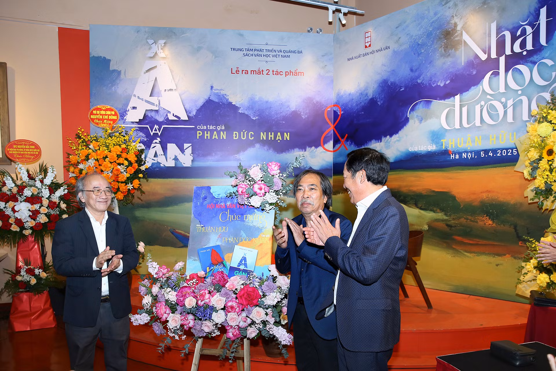 Chủ tịch Hội Nhà văn Việt Nam Nguyễn Quang Thiều chúc mừng nhà thơ Thuận Hữu và nhà văn Phan Đức Nhạn.