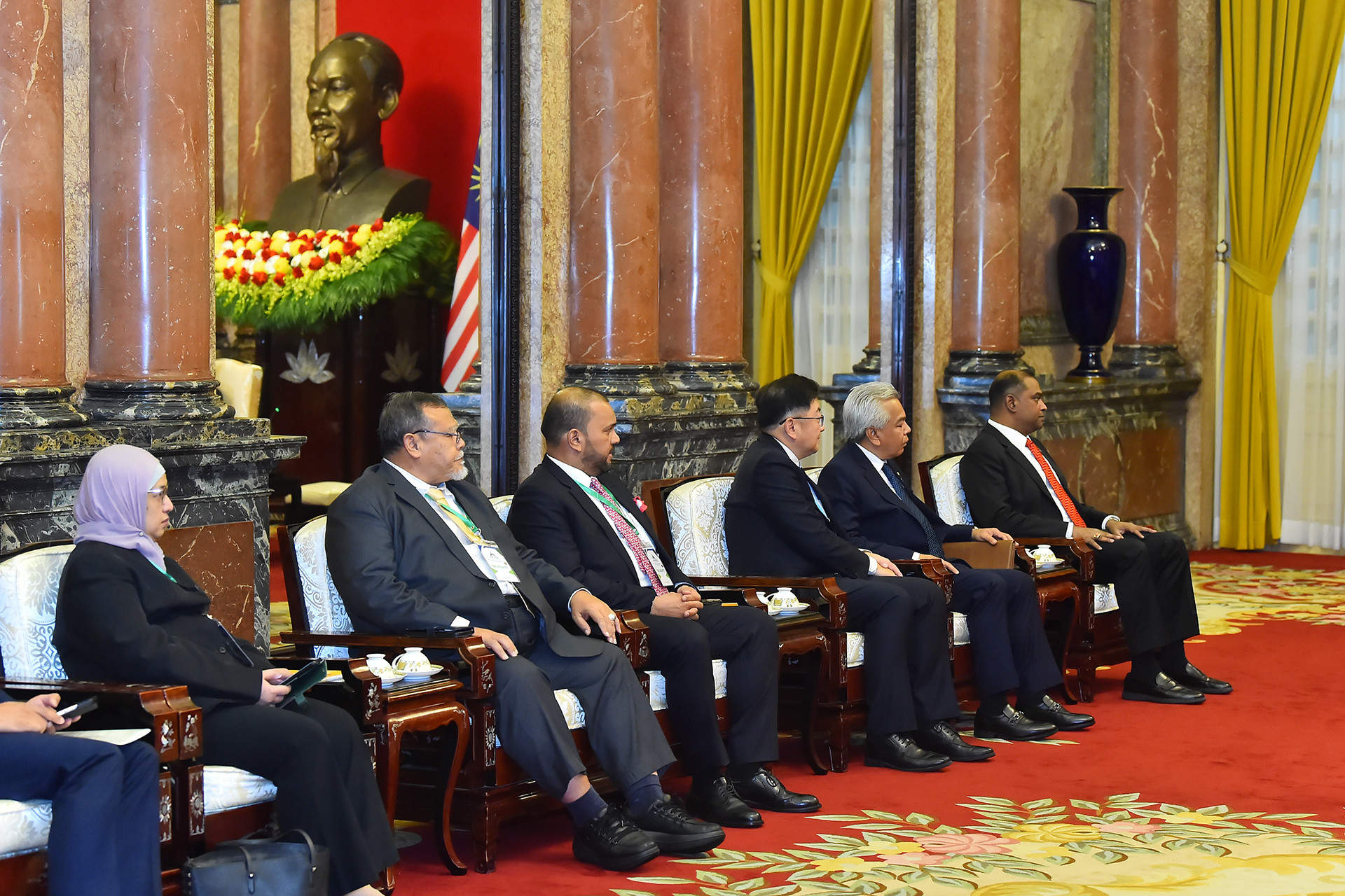 Các đại biểu tháp tùng Thủ tướng Malaysia Anwar Ibrahim tham dự buổi tiếp.