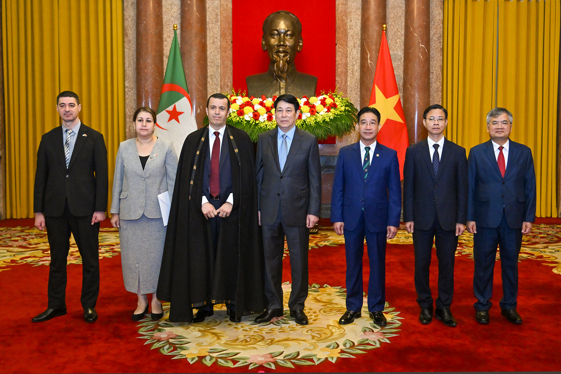 Chủ tịch nước Lương Cường và Đại sứ Cộng hòa Algeria Dân chủ và Nhân dân tại Việt Nam Azeddine Bechka cùng các đại biểu tại lễ trình Quốc thư.