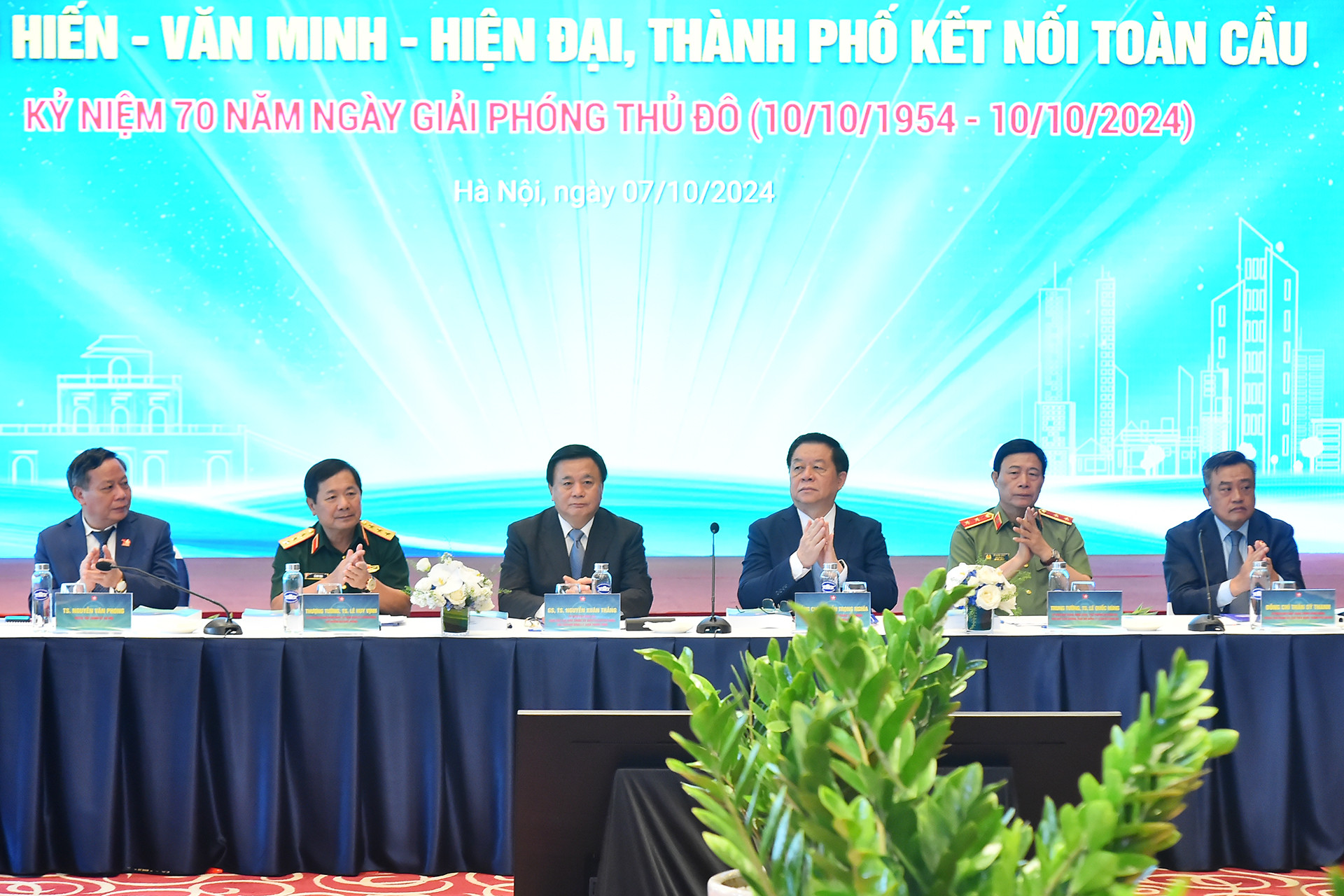 Giám đốc Học viện Chính trị quốc gia Hồ Chí Minh Nguyễn Xuân Thắng, Trưởng Ban Tuyên giáo Trung ương Nguyễn Trọng Nghĩa cùng các đồng chí lãnh đạo Bộ Quốc phòng, Bộ Công an, thành phố Hà Nội chủ trì hội thảo.