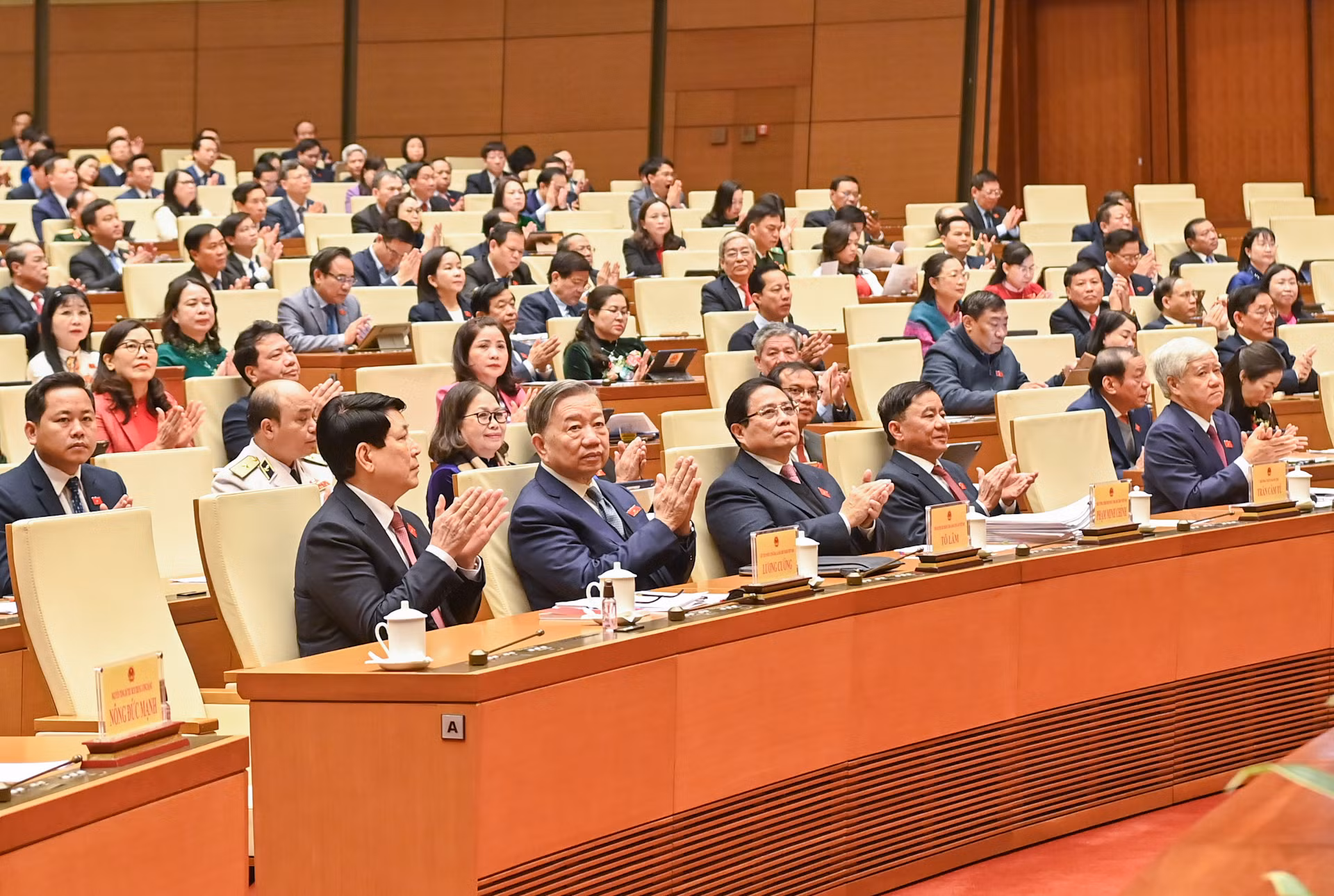 Tổng Bí thư Tô Lâm, Chủ tịch nước Lương Cường, Thủ tướng Phạm Minh Chính, Thường trực Ban Bí thư Trần Cẩm Tú, Chủ tịch Ủy ban Trung ương Mặt trận Tổ quốc Việt Nam Đỗ Văn Chiến cùng các đại biểu dự phiên khai mạc.