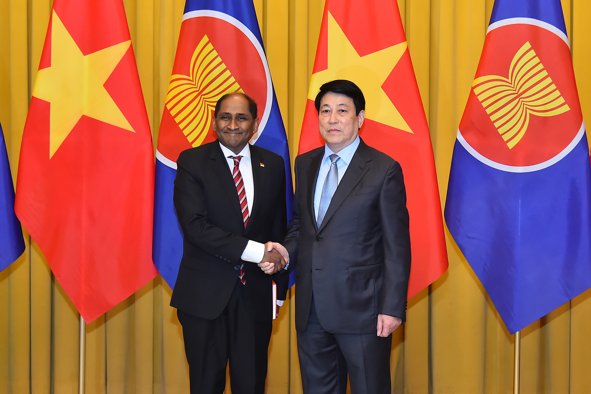 Chủ tịch nước Lương Cường và Đại sứ Singapore tại Việt Nam Jaya Ratnam tại buổi tiếp. Chủ tịch nước Lương Cường và Đại sứ Singapore tại Việt Nam Jaya Ratnam tại buổi tiếp.