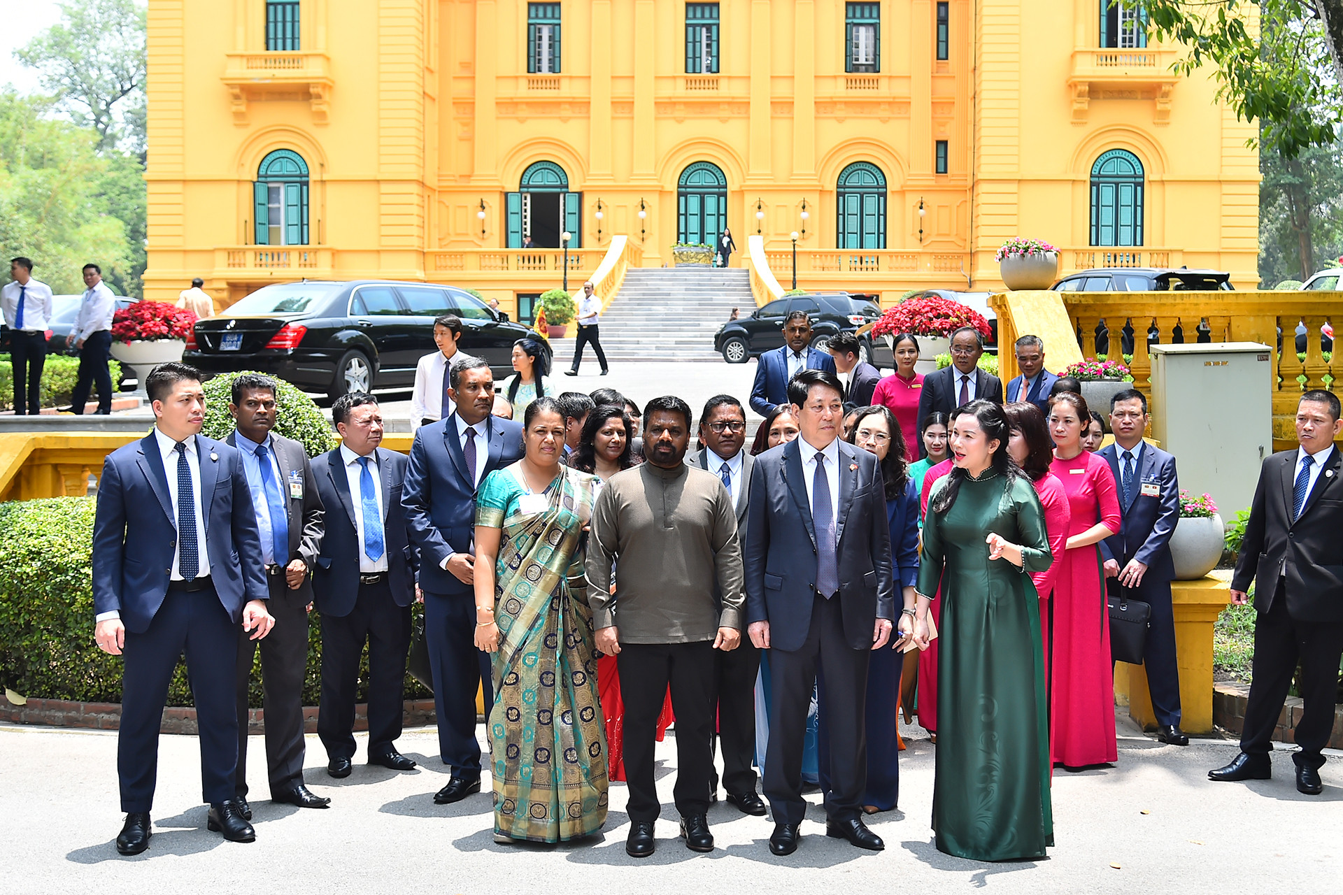 [Ảnh] Chủ tịch nước Lương Cường và Tổng thống Sri Lanka Anura Kumara Dissanayaka thăm Khu di tích Chủ tịch Hồ Chí Minh ảnh 1