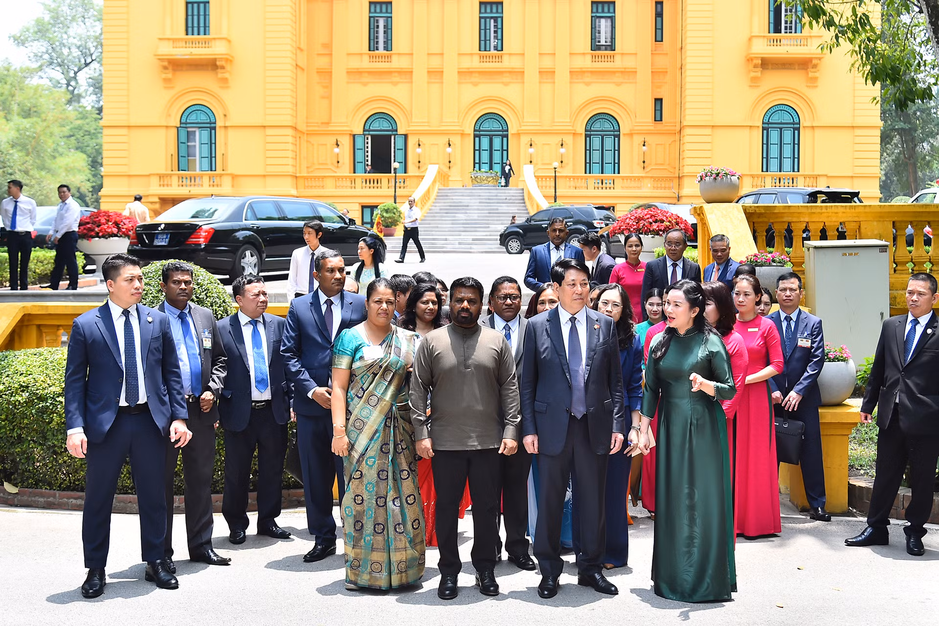 [Ảnh] Chủ tịch nước Lương Cường và Tổng thống Sri Lanka Anura Kumara Dissanayaka thăm Khu di tích Chủ tịch Hồ Chí Minh ảnh 1