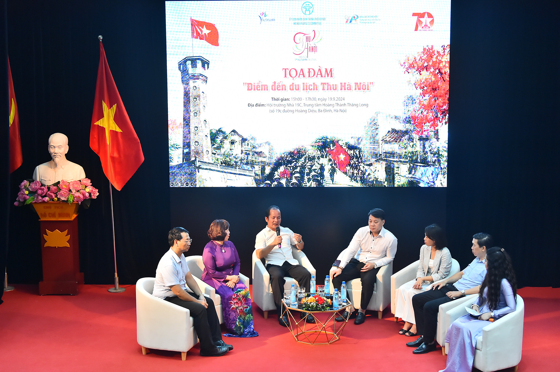 Tiếp đó, các diễn giả là những nhà quản lý du lịch, những người làm du lịch đã dành thời gian để trao đổi, đóng góp thêm những ý kiến nhằm góp phần phát triển du lịch Hà Nội, đặc biệt là du lịch vào mùa thu.