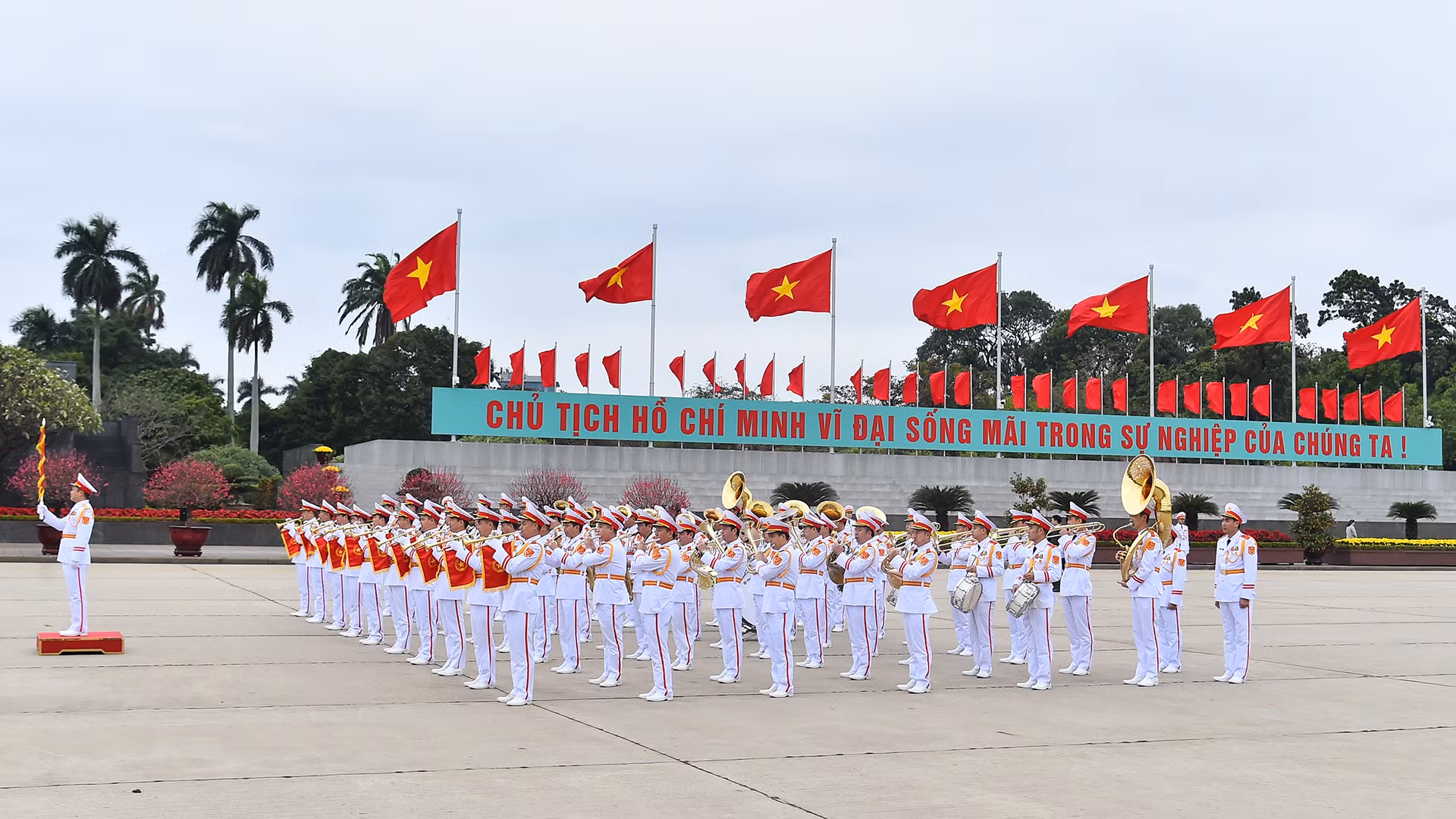 Đoàn Quân nhạc thực hiện nghi thức tại buổi lễ trên Quảng trường Ba Đình.