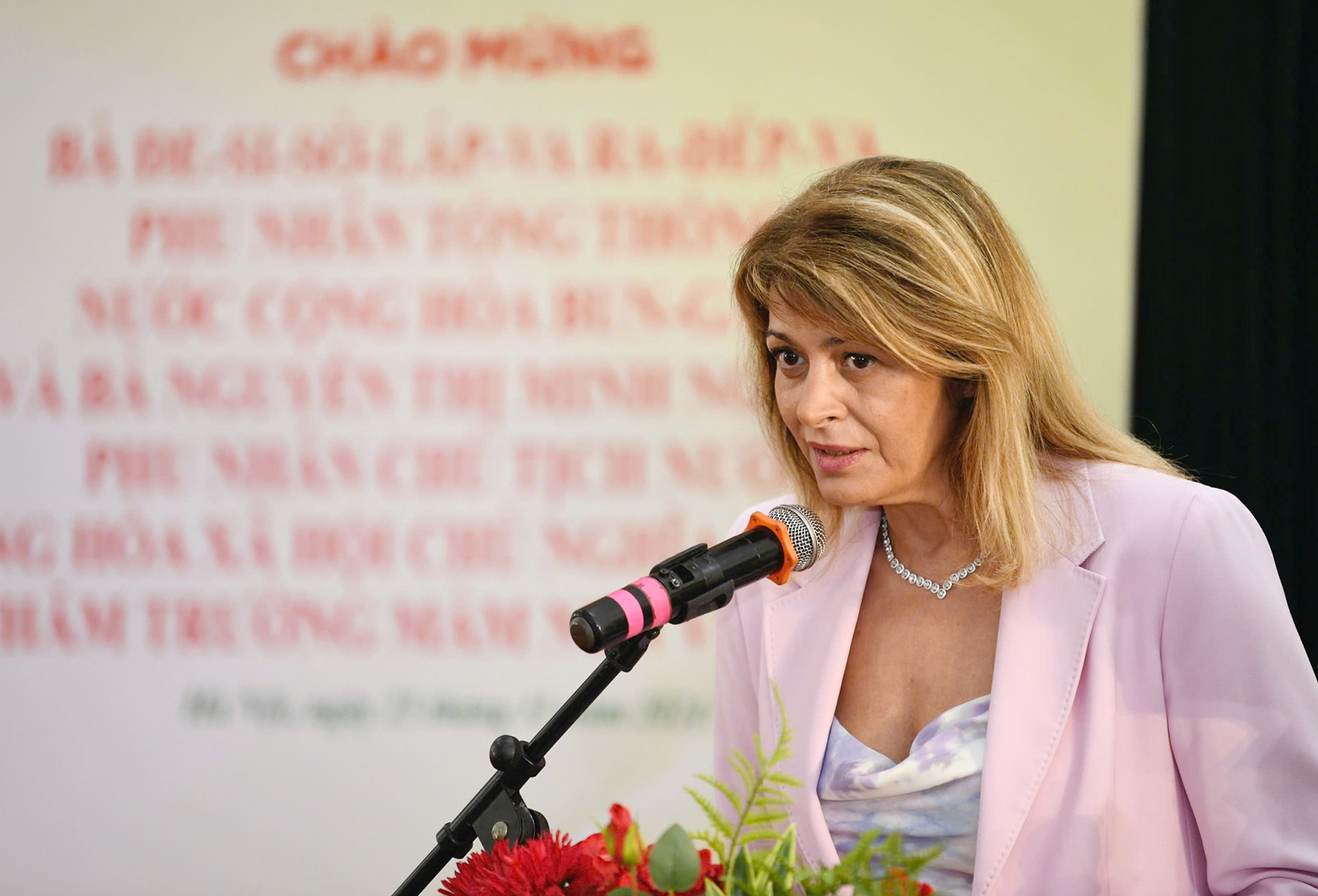 Phu nhân Tổng thống Bulgaria Desislava Radeva phát biểu tại buổi thăm Trường mầm non Việt-Bun.