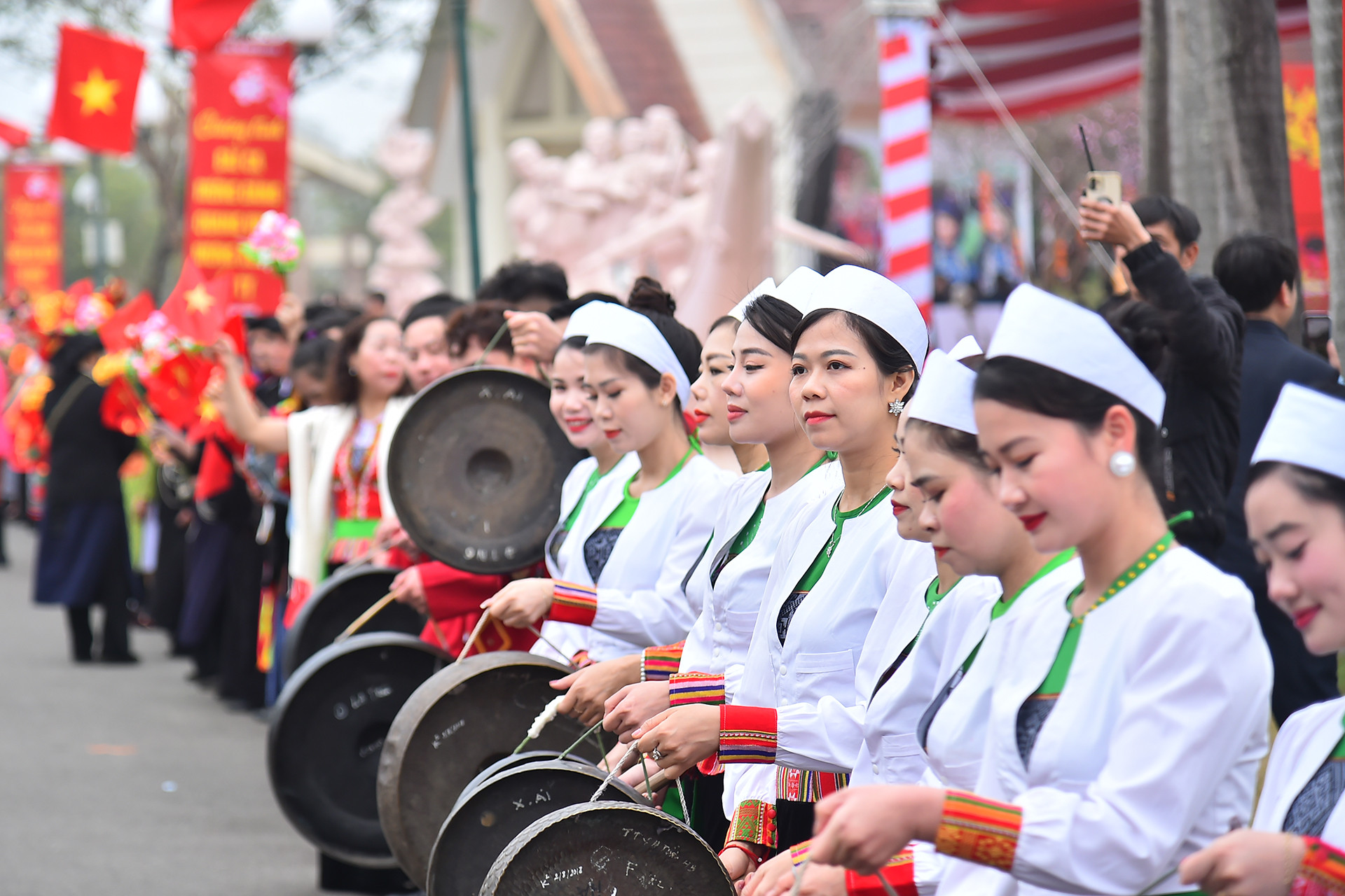 Đồng bào các dân tộc đón chào Chủ tịch nước Lương Cường và các đồng chí lãnh đạo Đảng, Nhà nước tới dự Ngày hội.