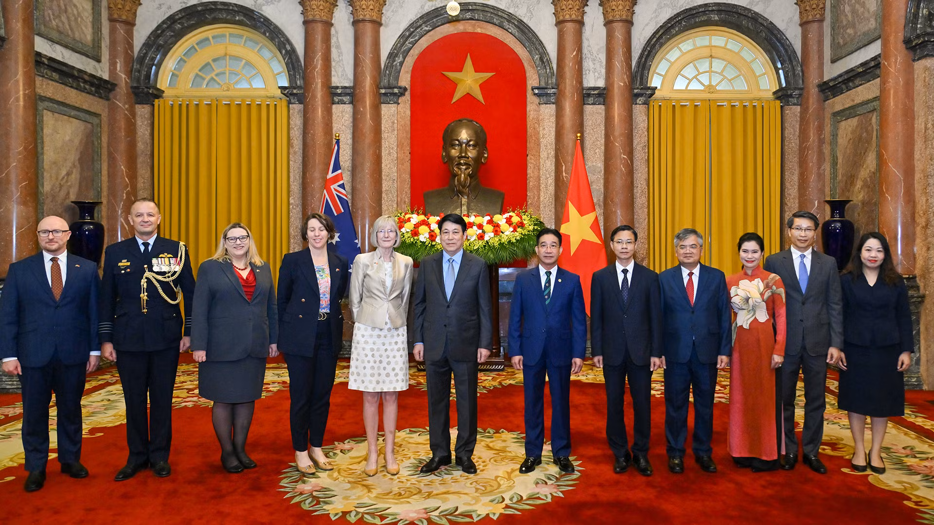 Chủ tịch nước Lương Cường và Đại sứ Australia tại Việt Nam Gillian Bird cùng các đại biểu tại buổi lễ trình Quốc thư. 