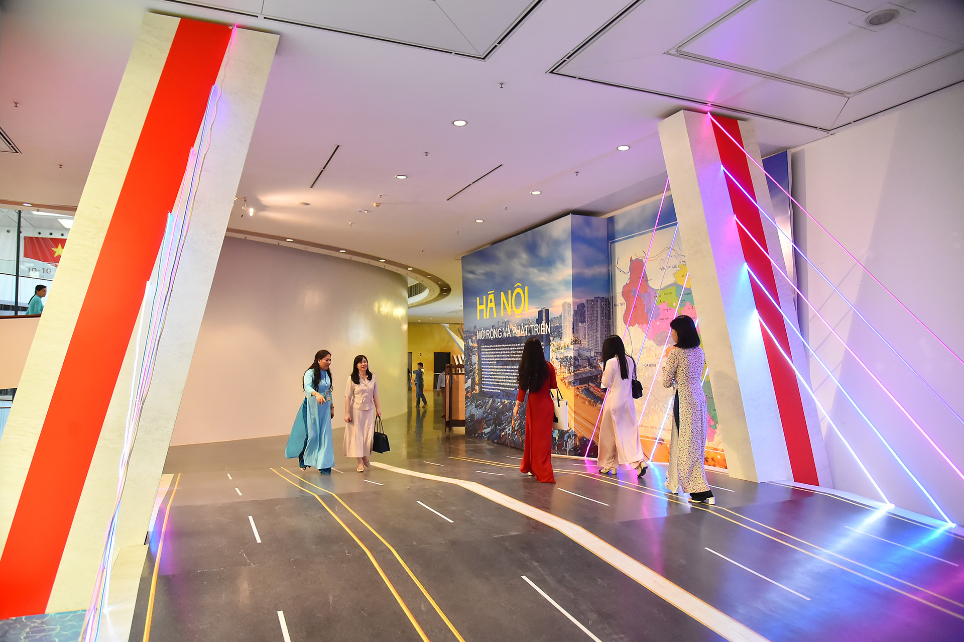 Không gian trưng bày với chủ đề "Hà Nội - Mở rộng và phát triển" với đường nối là cầu Nhật Tân - cây cầu dây văng lớn nhất Việt Nam hiện tại. Không gian trưng bày với chủ đề "Hà Nội - Mở rộng và phát triển" với đường nối là cầu Nhật Tân - cây cầu dây văng lớn nhất Việt Nam hiện tại.