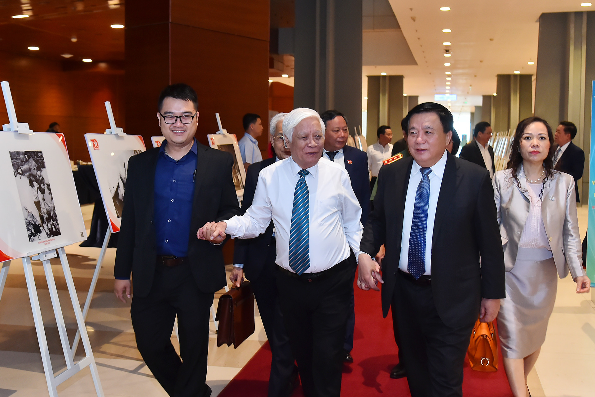 Giám đốc Học viện Chính trị quốc gia Hồ Chí Minh Nguyễn Xuân Thắng với các đại biểu tại hội thảo.