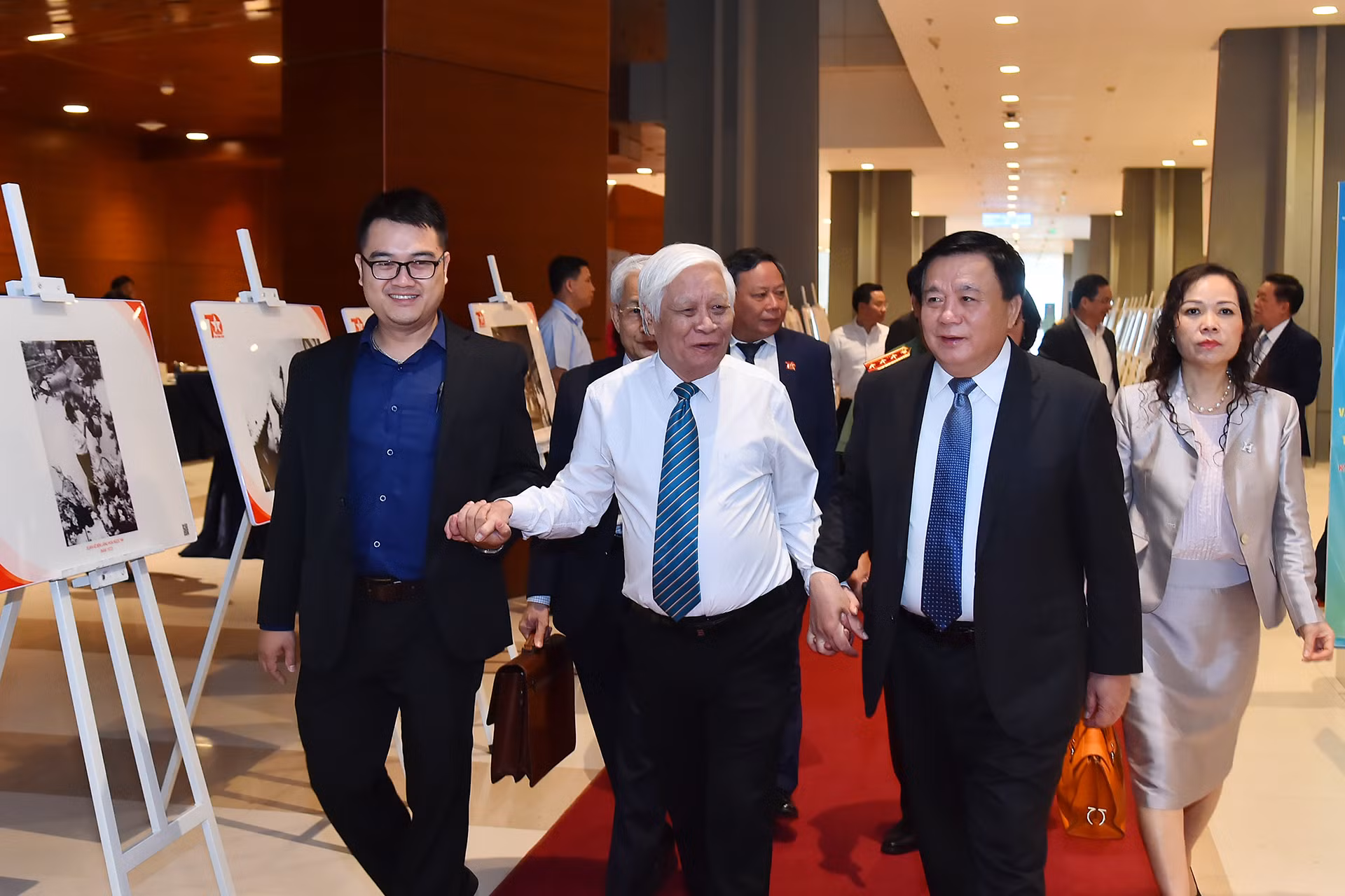 Giám đốc Học viện Chính trị quốc gia Hồ Chí Minh Nguyễn Xuân Thắng với các đại biểu tại hội thảo.