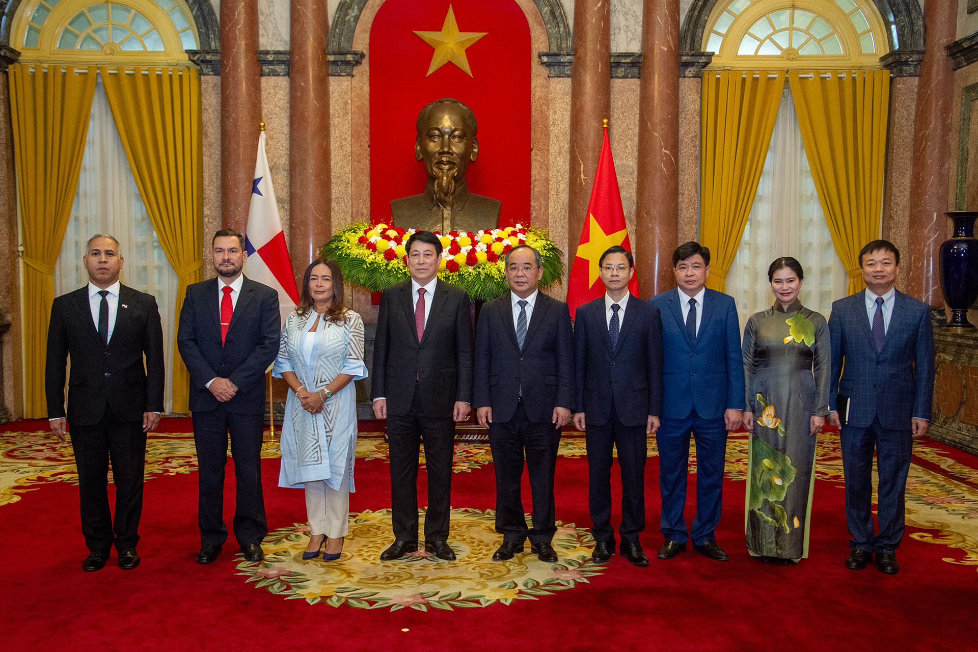 Chủ tịch nước Lương Cường và Đại sứ Cộng hòa Panama Nubiela Yanarith Ayala Modes cùng các đại biểu tại buổi lễ trình Quốc thư. Chủ tịch nước Lương Cường và Đại sứ Cộng hòa Panama Nubiela Yanarith Ayala Modes cùng các đại biểu tại buổi lễ trình Quốc thư.