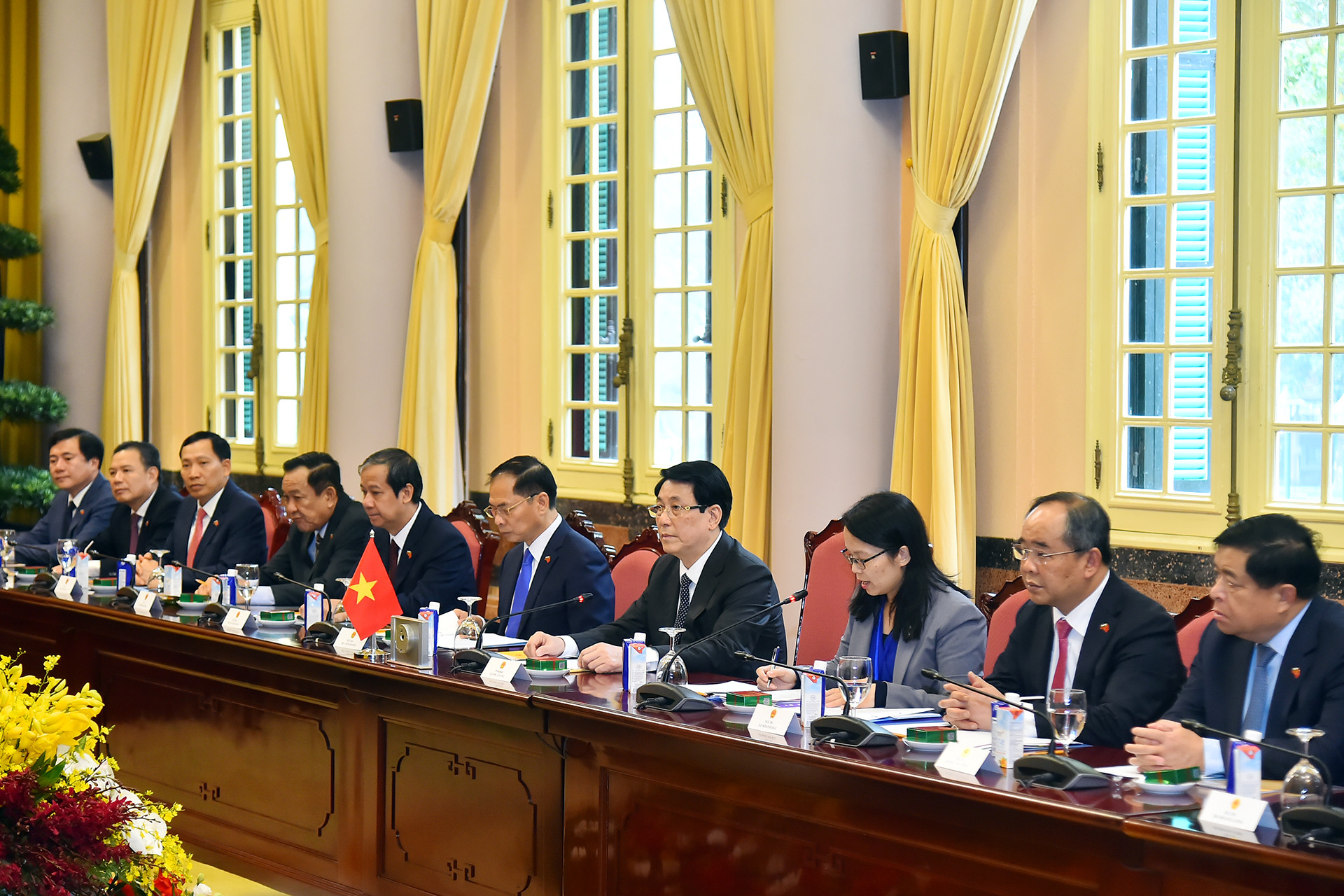 Chủ tịch nước Lương Cường và các thành viên đoàn Việt Nam tham dự hội đàm. Chủ tịch nước Lương Cường và các thành viên đoàn Việt Nam tham dự hội đàm.