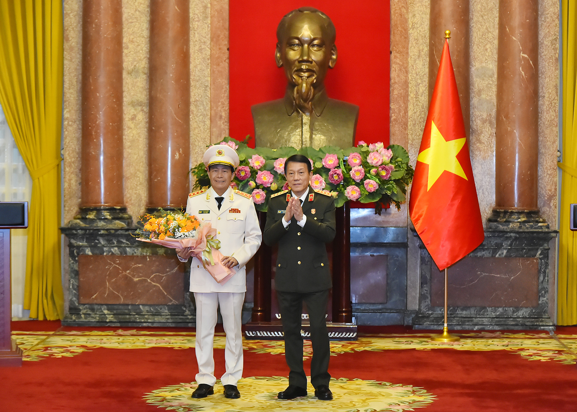 Bộ trưởng Công an Lương Tam Quang tặng hoa chúc mừng Thượng tướng Lê Quốc Hùng.