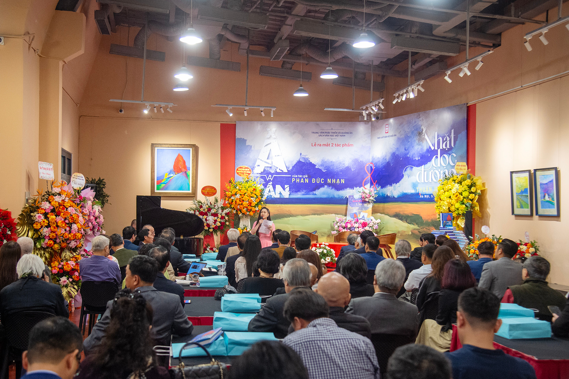 Quang cảnh lễ ra mắt tập thơ "Nhặt dọc đường" của nhà thơ Thuận Hữu và tập bút ký "Xa và gần" của nhà văn Phan Đức Nhạn.