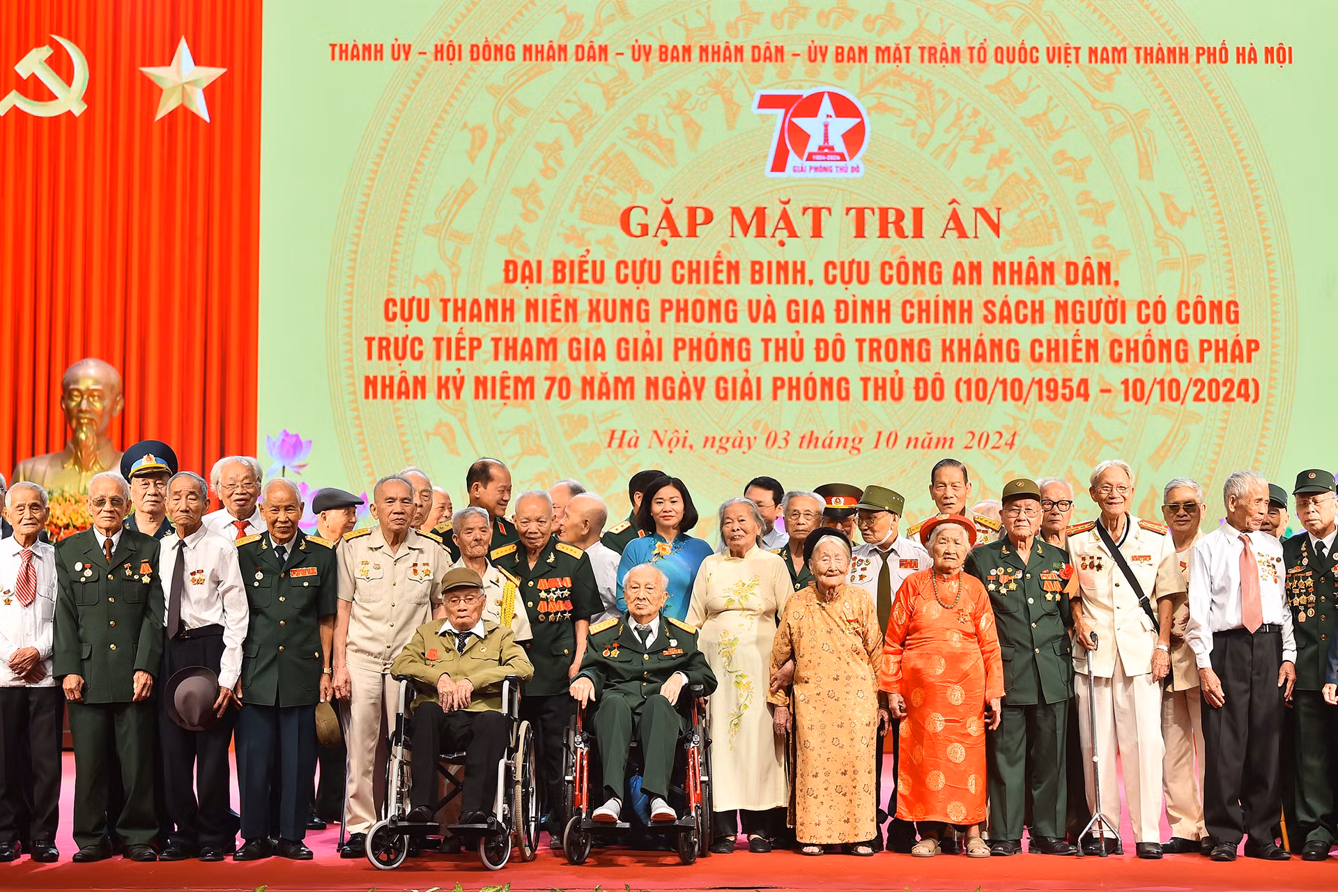 Phó Bí thư Thường trực Thành ủy Hà Nội Nguyễn Thị Tuyến cùng các Bà mẹ Việt Nam Anh hùng, Anh hùng LLVT nhân dân, cán bộ lão thành cách mạng, các cựu chiến binh, cựu công an nhân dân, cựu thanh niên xung phong và các gia đình chính sách, người có công trực tiếp tham gia Giải phóng Thủ đô trong thời kỳ kháng chiến chống Pháp tại chương trình.