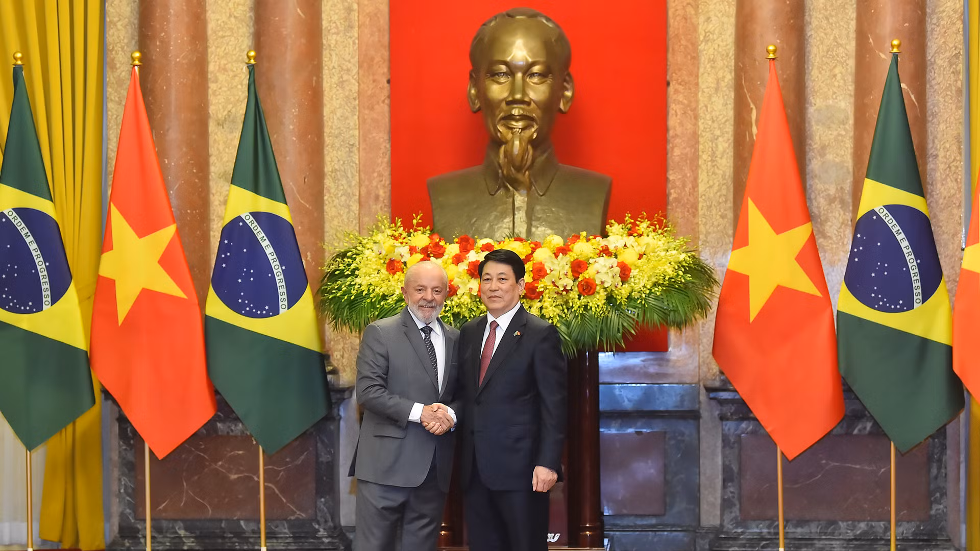 Chủ tịch nước Lương Cường và Tổng thống Cộng hòa Liên bang Brazil Luiz Inácio Lula da Silva tại lễ đón.