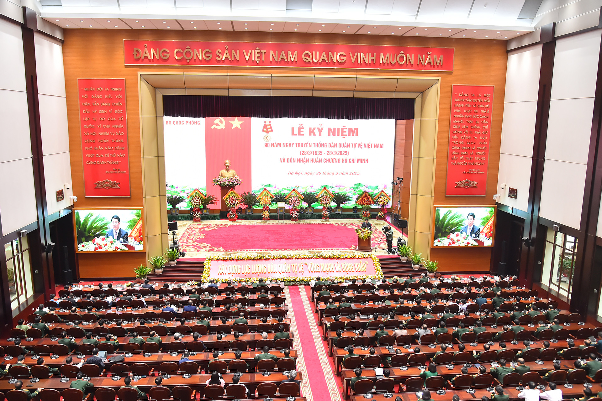 Quang cảnh Lễ kỷ niệm 90 năm Ngày truyền thống dân quân tự vệ Việt Nam (28/3/1935-28/3/2025) và đón nhận Huân chương Hồ Chí Minh.