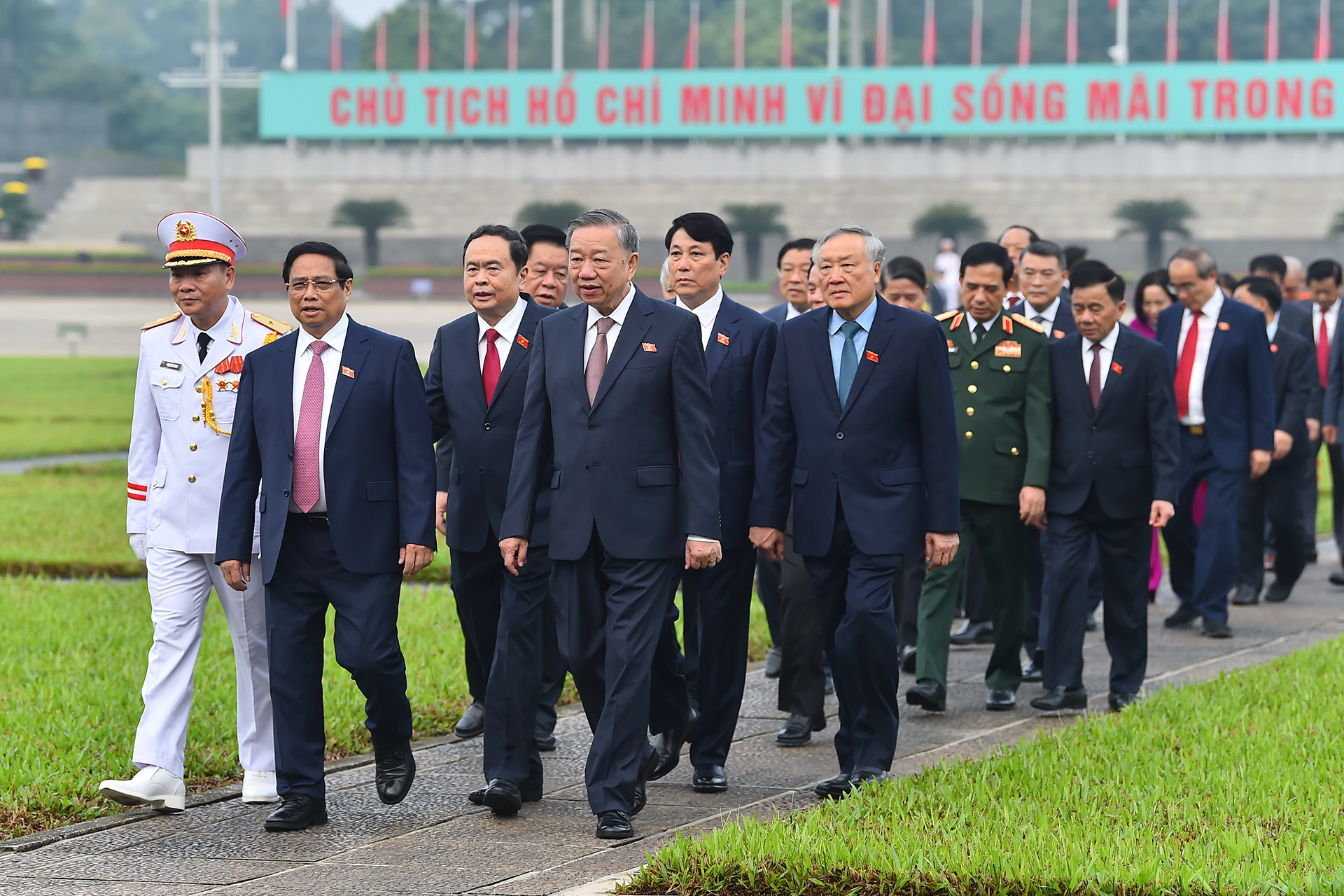 Các đồng chí lãnh đạo Đảng, Nhà nước trao đổi bên lề trên đường trở về Nhà Quốc hội dự phiên trù bị sau khi viếng Chủ tịch Hồ Chí Minh.