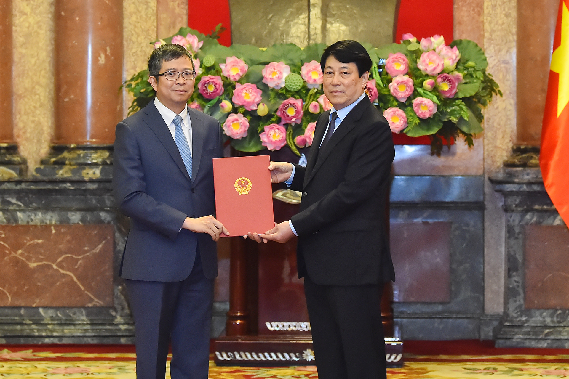 Chủ tịch nước Lương Cường trao Quyết định phong hàm Đại sứ nước Cộng hòa xã hội Chủ nghĩa Việt Nam bậc II cho Thứ trưởng Bộ Ngoại giao Phạm Thanh Bình.