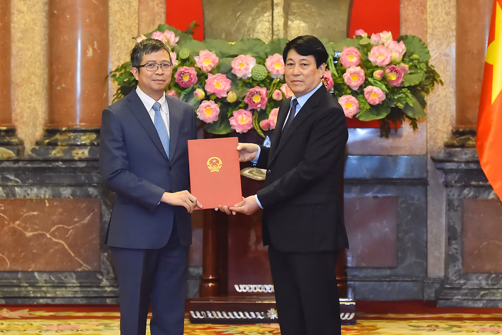 Chủ tịch nước Lương Cường trao Quyết định phong hàm Đại sứ nước Cộng hòa xã hội Chủ nghĩa Việt Nam bậc II cho Thứ trưởng Bộ Ngoại giao Phạm Thanh Bình.