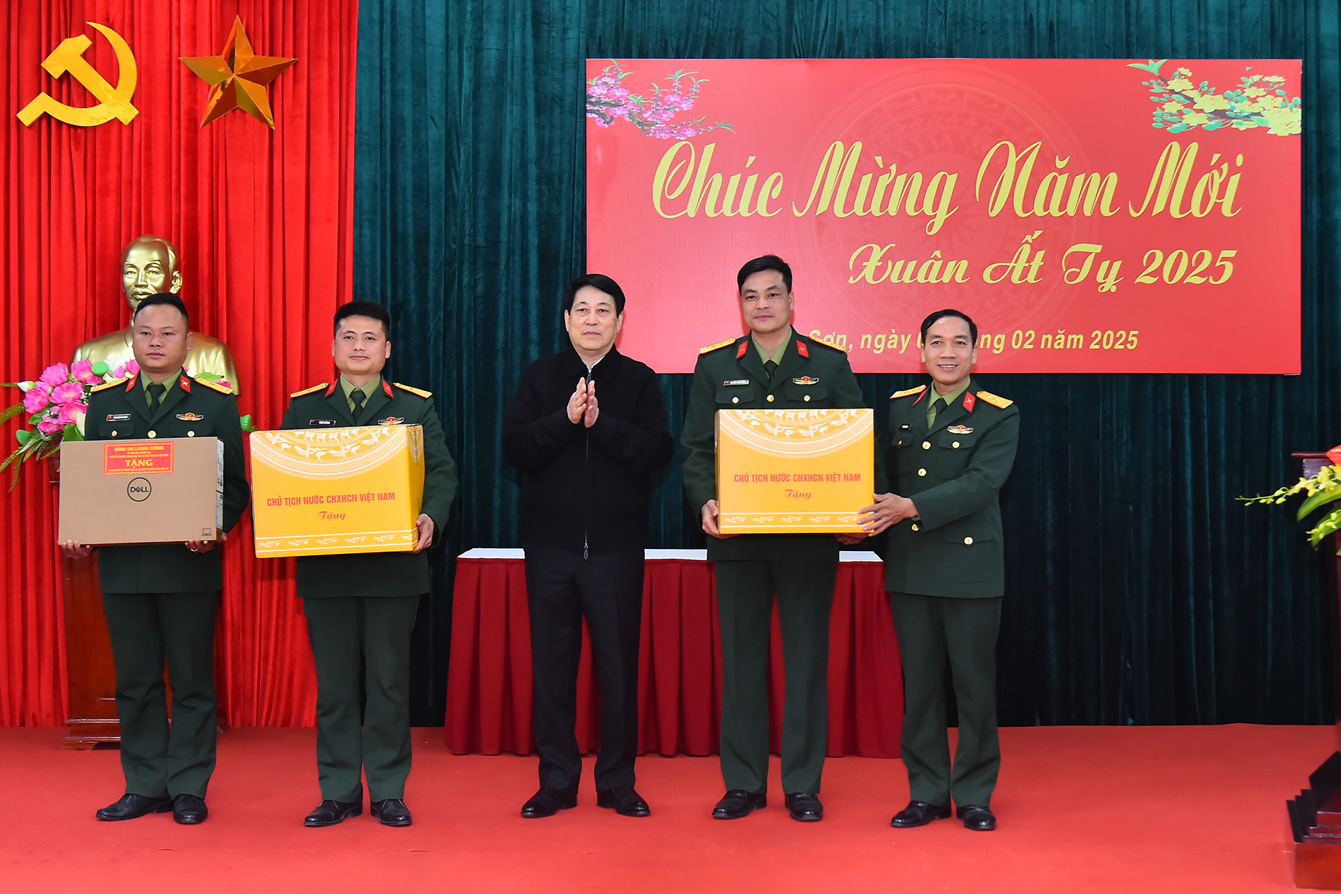 Chủ tịch nước Lương Cường trao quà, tặng cán bộ, chiến sĩ Tiểu đoàn 1, Trung đoàn 123, Bộ Chỉ huy Quân sự tỉnh Lạng Sơn. (Ảnh: Thủy Nguyên)