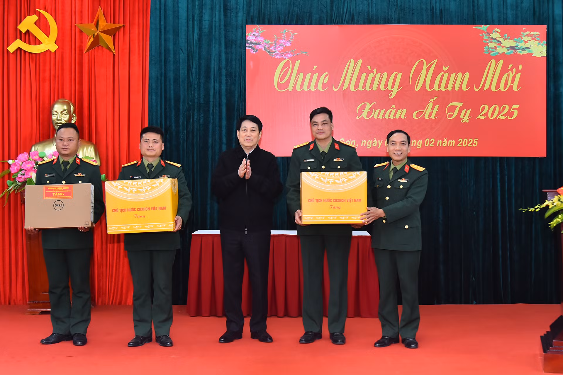 Chủ tịch nước Lương Cường trao quà, tặng cán bộ, chiến sĩ Tiểu đoàn 1, Trung đoàn 123, Bộ Chỉ huy Quân sự tỉnh Lạng Sơn. (Ảnh: Thủy Nguyên)