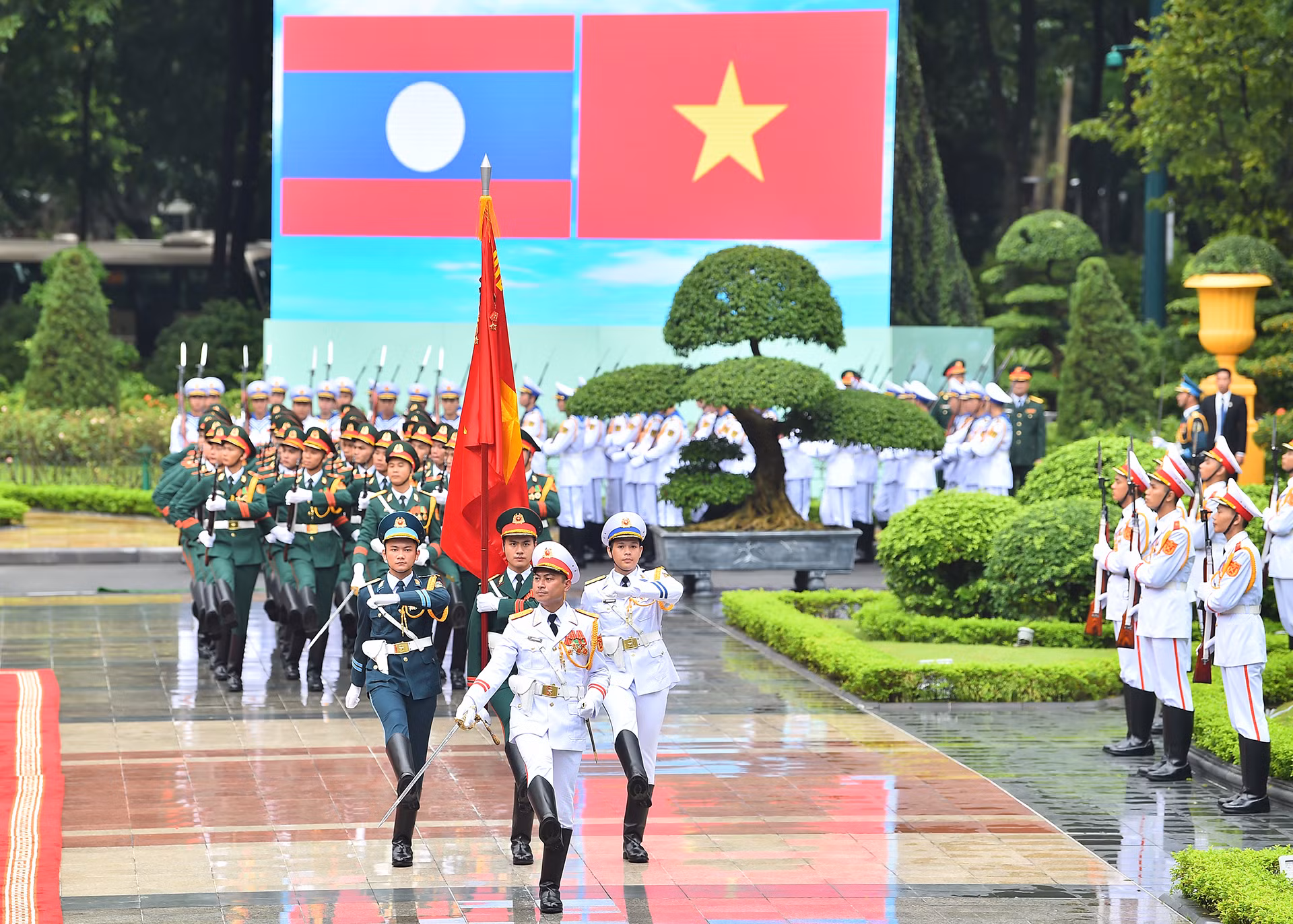 Đoàn Nghi lễ Quân đội nhân Việt Nam thực hiện nghi lễ tại lễ đón.