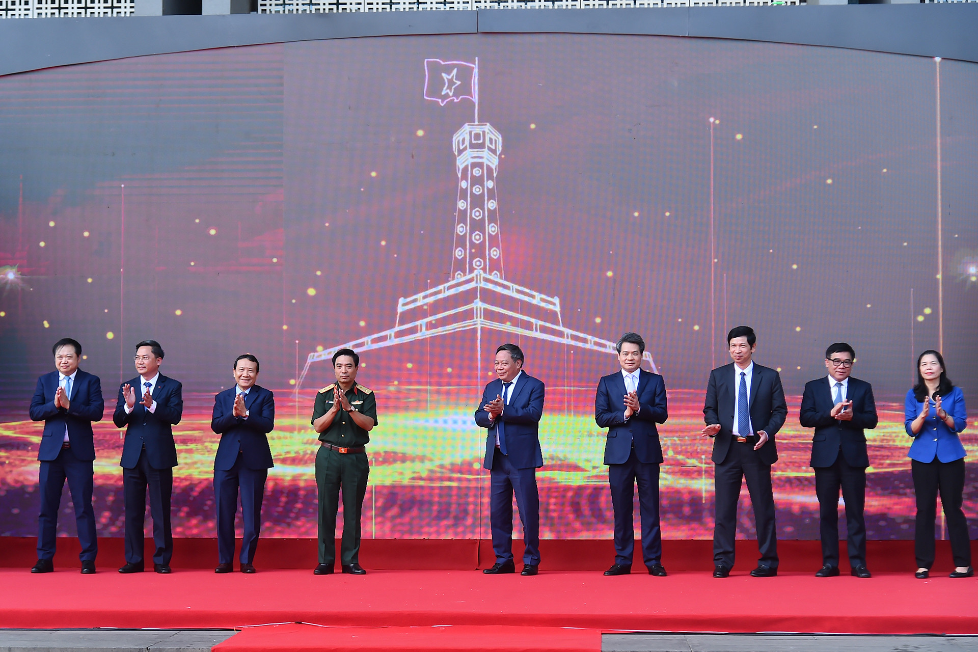 Các đại biểu thực hiện nghi thức khai mạc Triển lãm "Thành tựu kinh tế, văn hóa, xã hội của Thủ đô 70 năm xây dựng và phát triển". Các đại biểu thực hiện nghi thức khai mạc Triển lãm "Thành tựu kinh tế, văn hóa, xã hội của Thủ đô 70 năm xây dựng và phát triển".