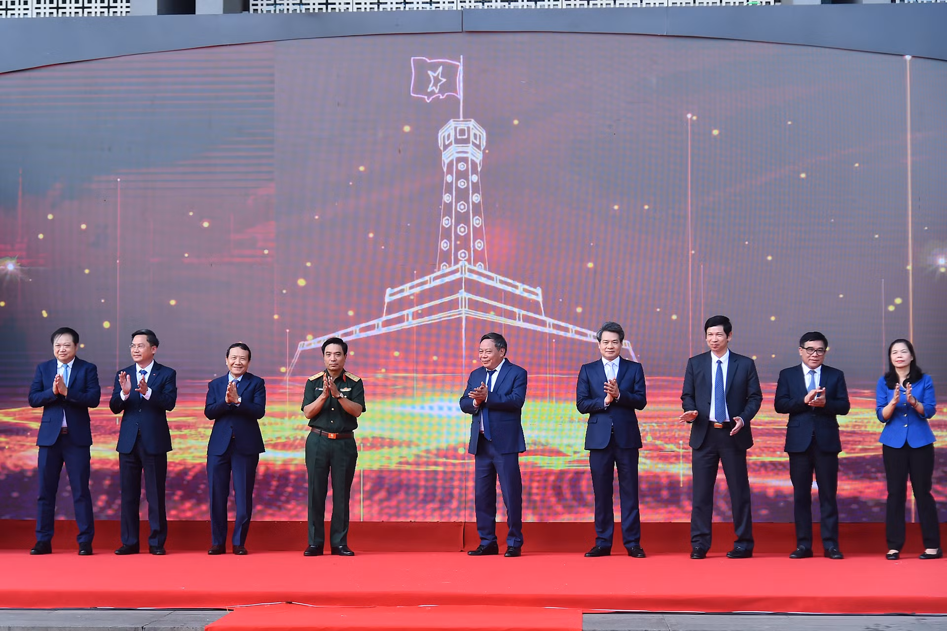 Các đại biểu thực hiện nghi thức khai mạc Triển lãm "Thành tựu kinh tế, văn hóa, xã hội của Thủ đô 70 năm xây dựng và phát triển".