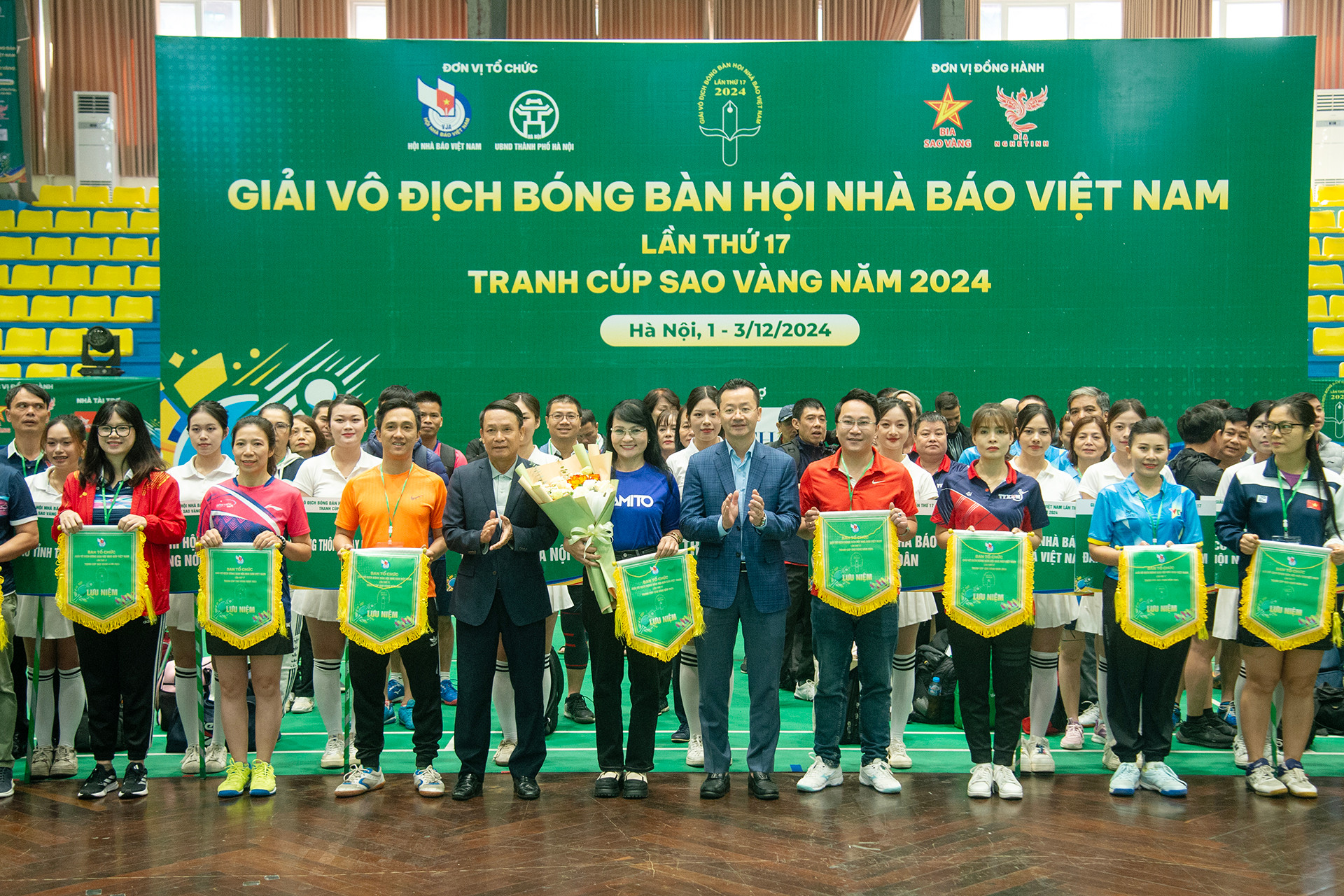 Đại diện lãnh đạo Hội Nhà báo Việt Nam và các đại biểu trao cờ lưu niệm, tặng các đoàn tham dự giải tại lễ khai mạc.