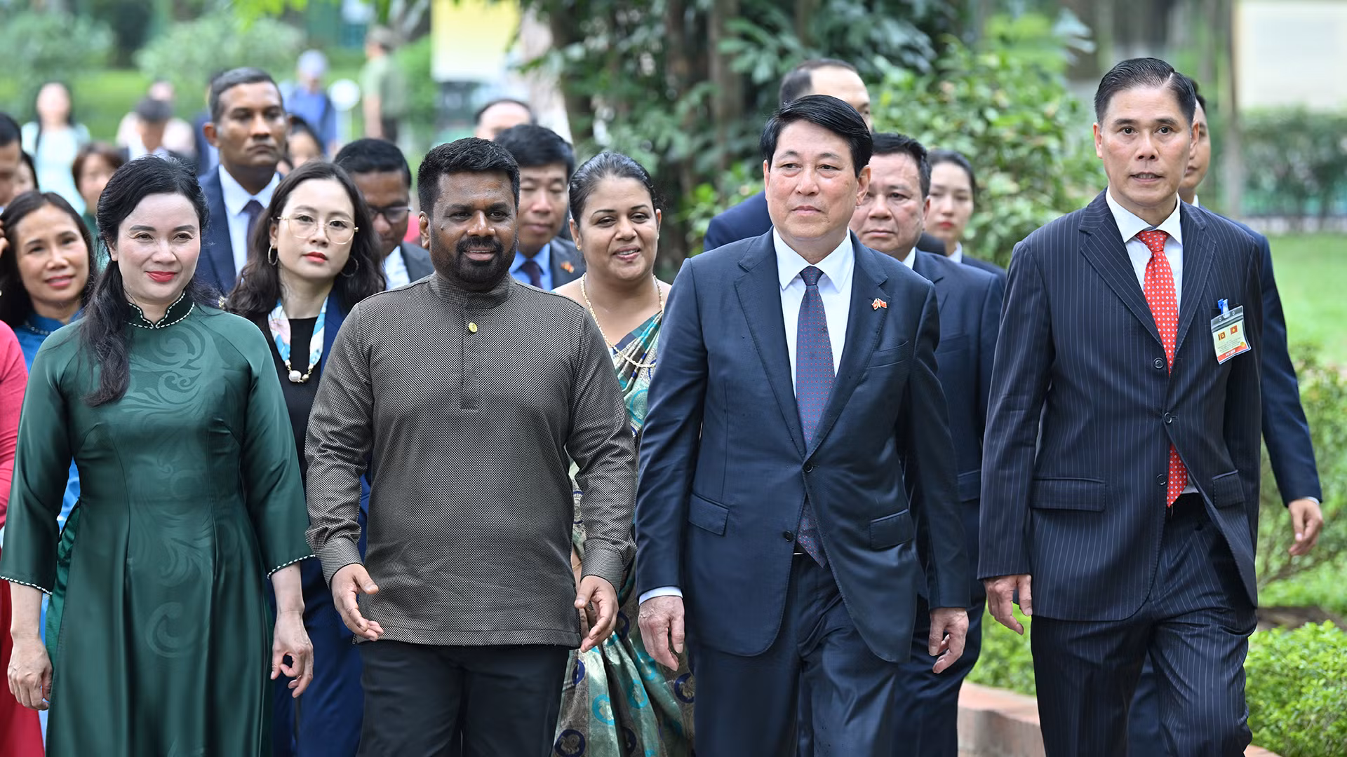 Chủ tịch nước Lương Cường và Tổng thống Sri Lanka Anura Kumara Dissanayaka cùng các đại biểu thăm Khu di tích Chủ tịch Hồ Chí Minh trong khuôn viên Phủ Chủ tịch.
