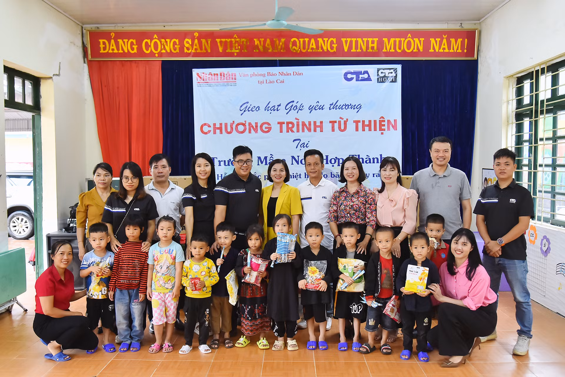 Đoàn công tác Báo Nhân Dân cùng các doanh nghiệp, nhà hảo tâm trao quà tặng Trường mầm non Hợp Thành (xã Hợp Thành, thành phố Lào Cai).