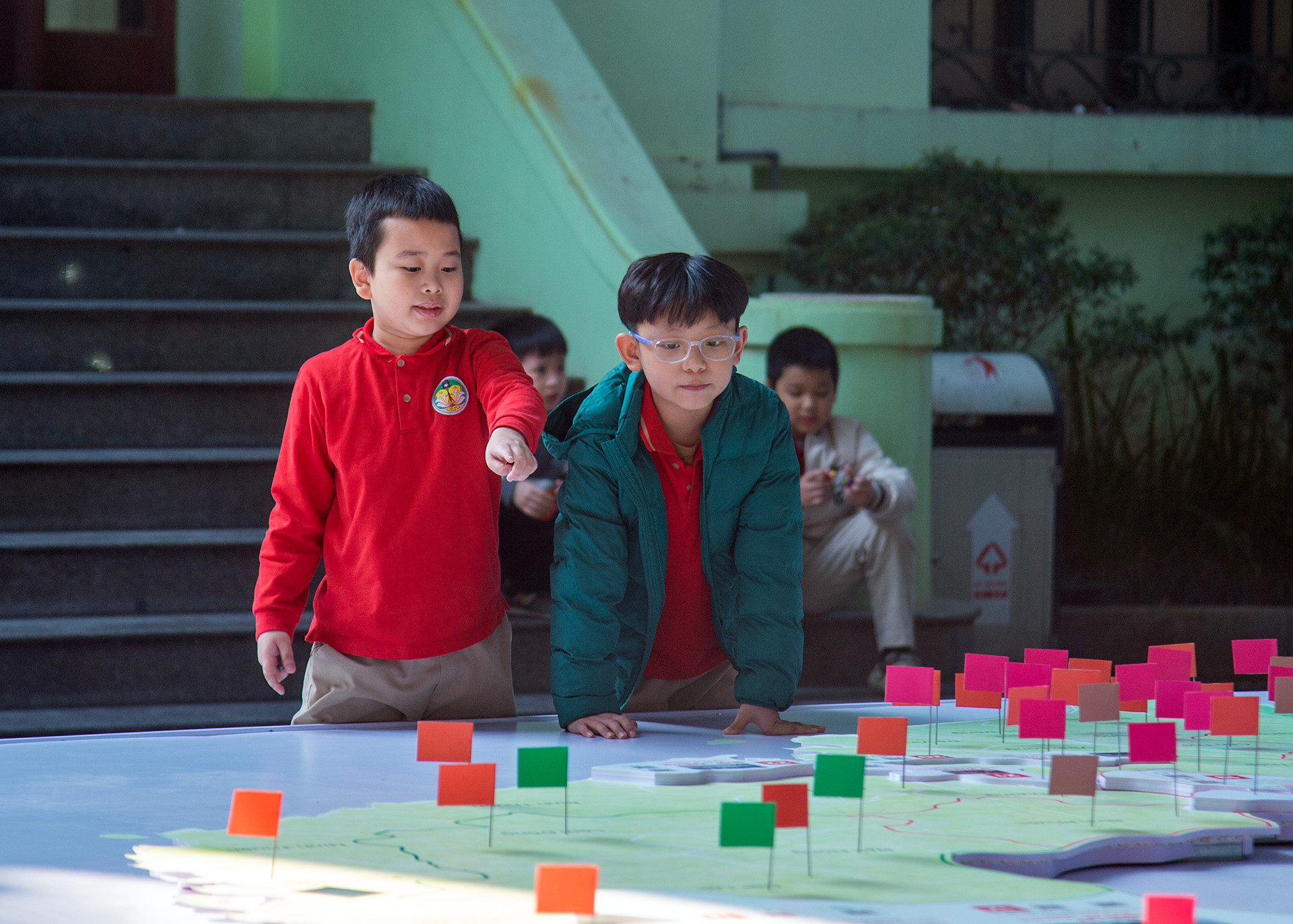 Thông qua bản đồ trực quan, âm thanh, tư liệu được trình bày khoa học, các em học sinh lớp 3B đã có trải nghiệm thú vị tại triển lãm, từ đó nắm bắt dễ dàng thông tin các trận đánh nổi tiếng, có tính bước ngoặt như: Chiến dịch Việt Bắc (1947), Chiến dịch Điện Biên Phủ (1954), Chiến dịch Tây Nguyên (1975), Chiến dịch Hồ Chí Minh (1975),... Thông qua bản đồ trực quan, âm thanh, tư liệu được trình bày khoa học, các em học sinh lớp 3B đã có trải nghiệm thú vị tại triển lãm, từ đó nắm bắt dễ dàng thông tin các trận đánh nổi tiếng, có tính bước ngoặt như: Chiến dịch Việt Bắc (1947), Chiến dịch Điện Biên Phủ (1954), Chiến dịch Tây Nguyên (1975), Chiến dịch Hồ Chí Minh (1975),...