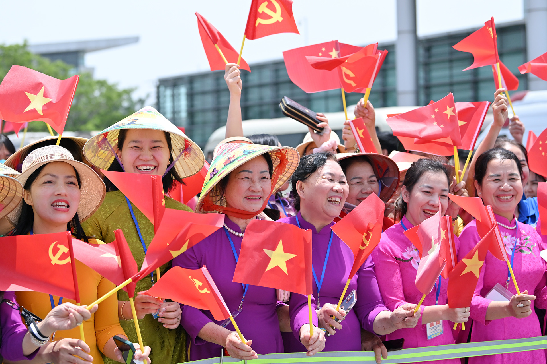 Nhân dân Thủ đô vui mừng đón chào Tổng Bí thư, Chủ tịch Trung Quốc Tập Cận Bình thăm cấp Nhà nước tới Việt Nam.