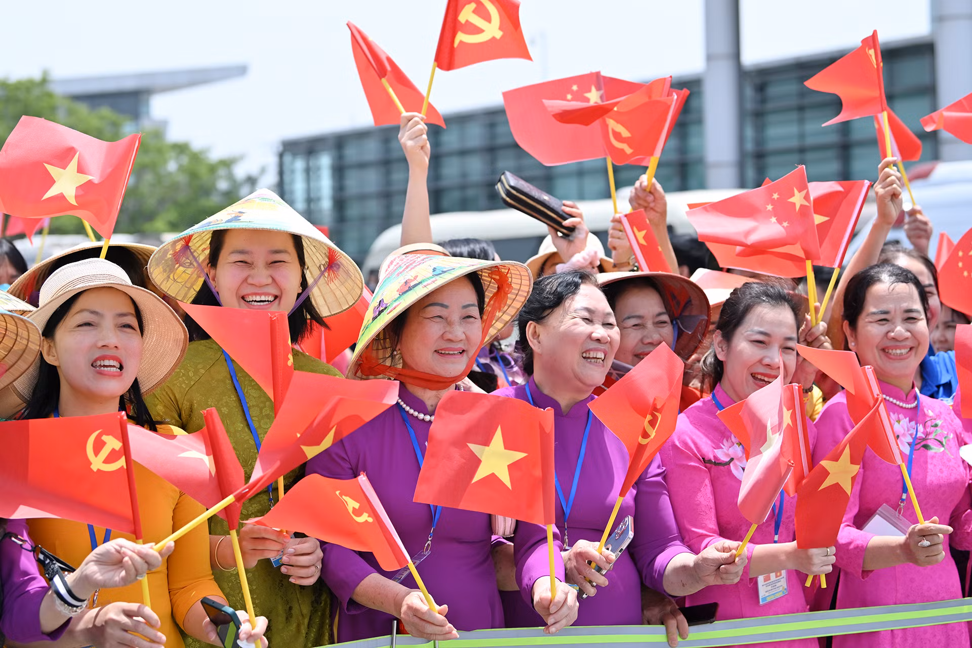 Nhân dân Thủ đô vui mừng đón chào Tổng Bí thư, Chủ tịch Trung Quốc Tập Cận Bình thăm cấp Nhà nước tới Việt Nam.