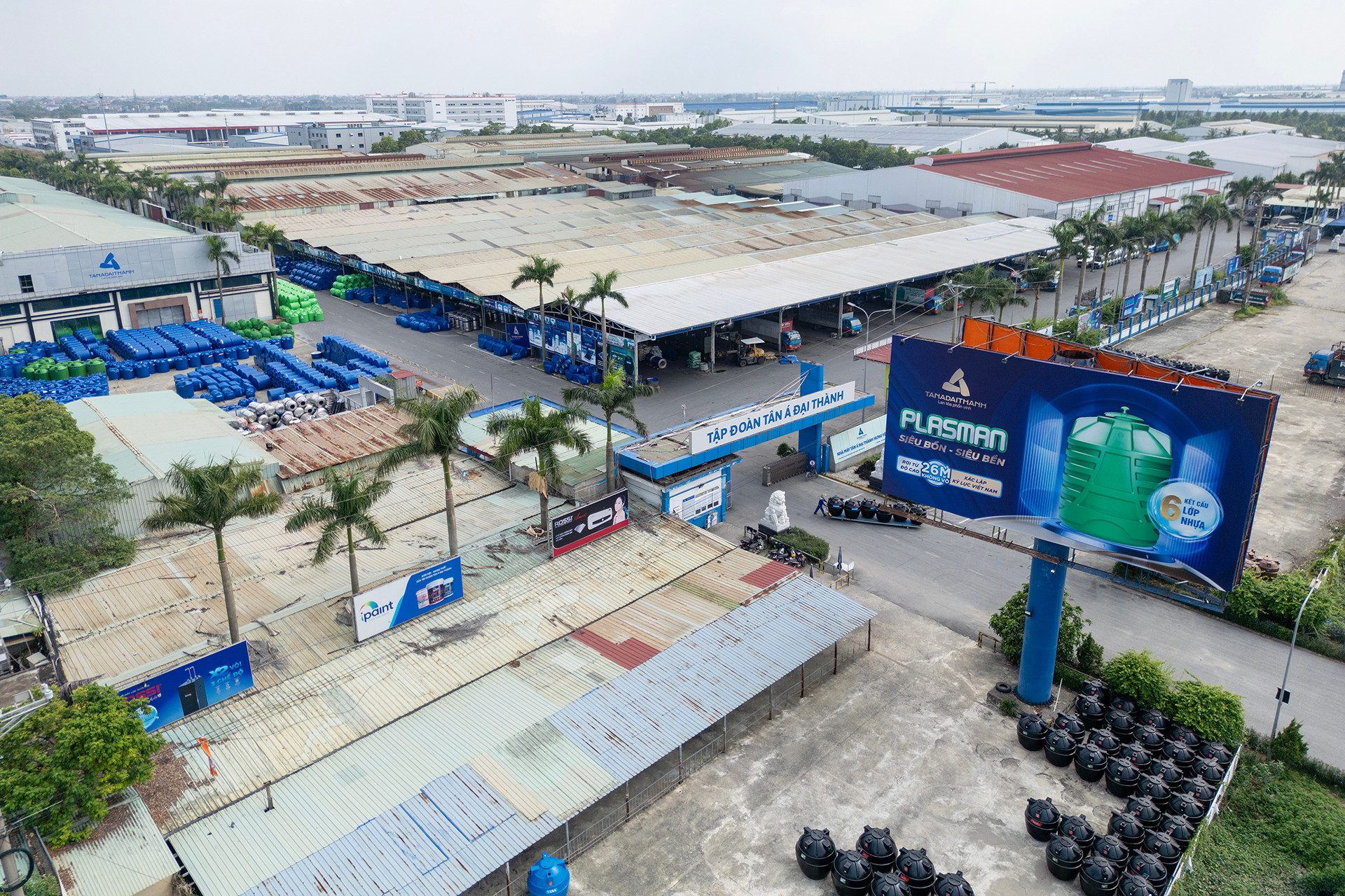 Từ một doanh nghiệp gia đình chuyên kinh doanh các thiết bị ngành nước, sau hơn 30 năm, Tân Á Đại Thành vươn lên mạnh mẽ, khẳng định vị thế của một Tập đoàn kinh tế đa ngành hàng đầu Việt Nam, với chiến lược đặc biệt: “Cộng hưởng giá trị - Lan tỏa phồn vinh”.